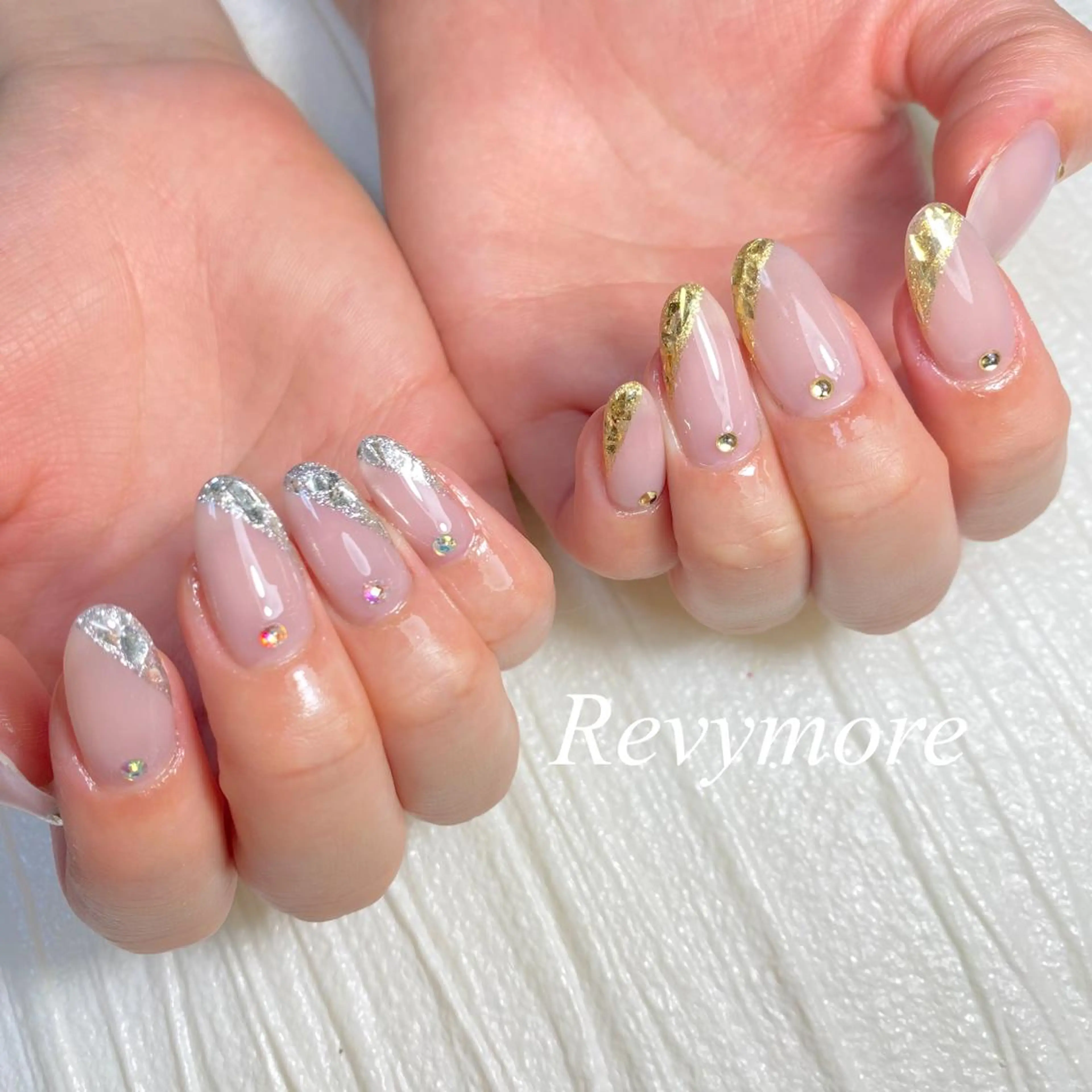 ミディアム ネイル フレンチネイル ジェルネイル ガラスフレンチ ゴールド ニュアンスネイル nail salon Revymoreのネイルデザイン