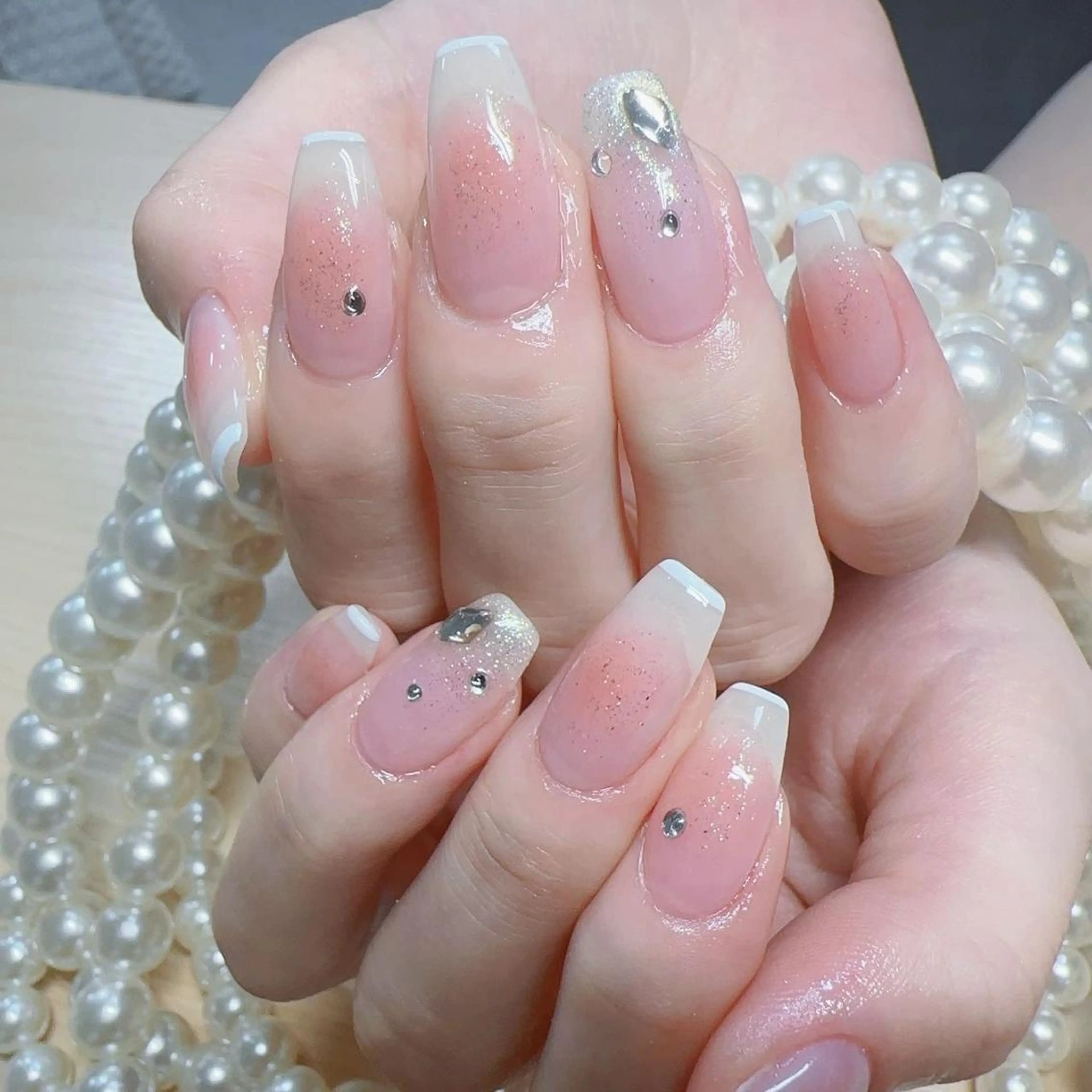 ネイル オーロラネイル 長さ出し フレンチネイル ガーリー キラキラネイル ハンドネイル Lucky nail salonのネイルデザイン