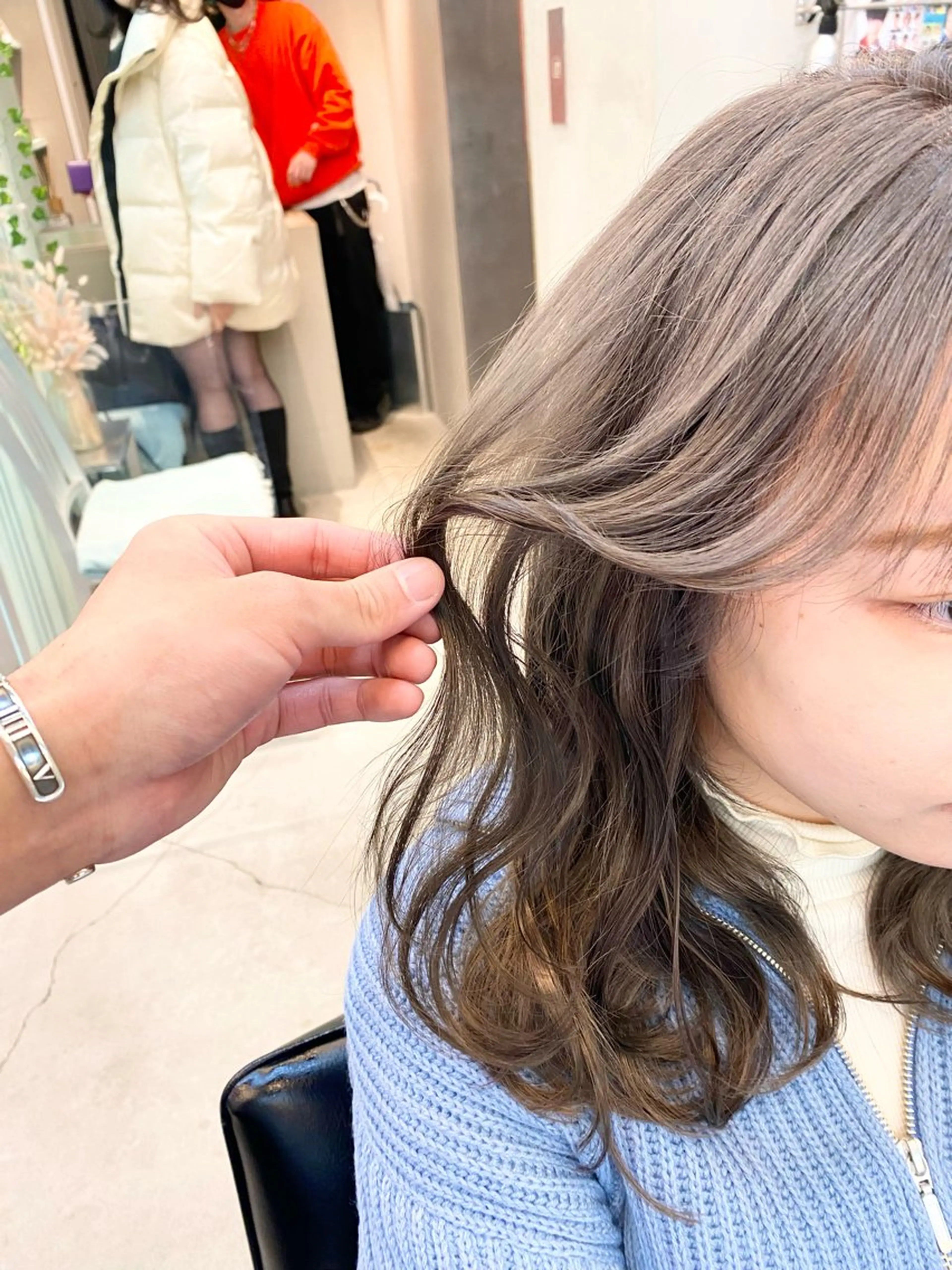 セミロング カラー ベージュカラー ブリーチ 透明感カラー グレージュ ハイトーンカラー カット ヘアカラー トリートメント 艶髪と透明感を ‼️/若林のヘアスタイル