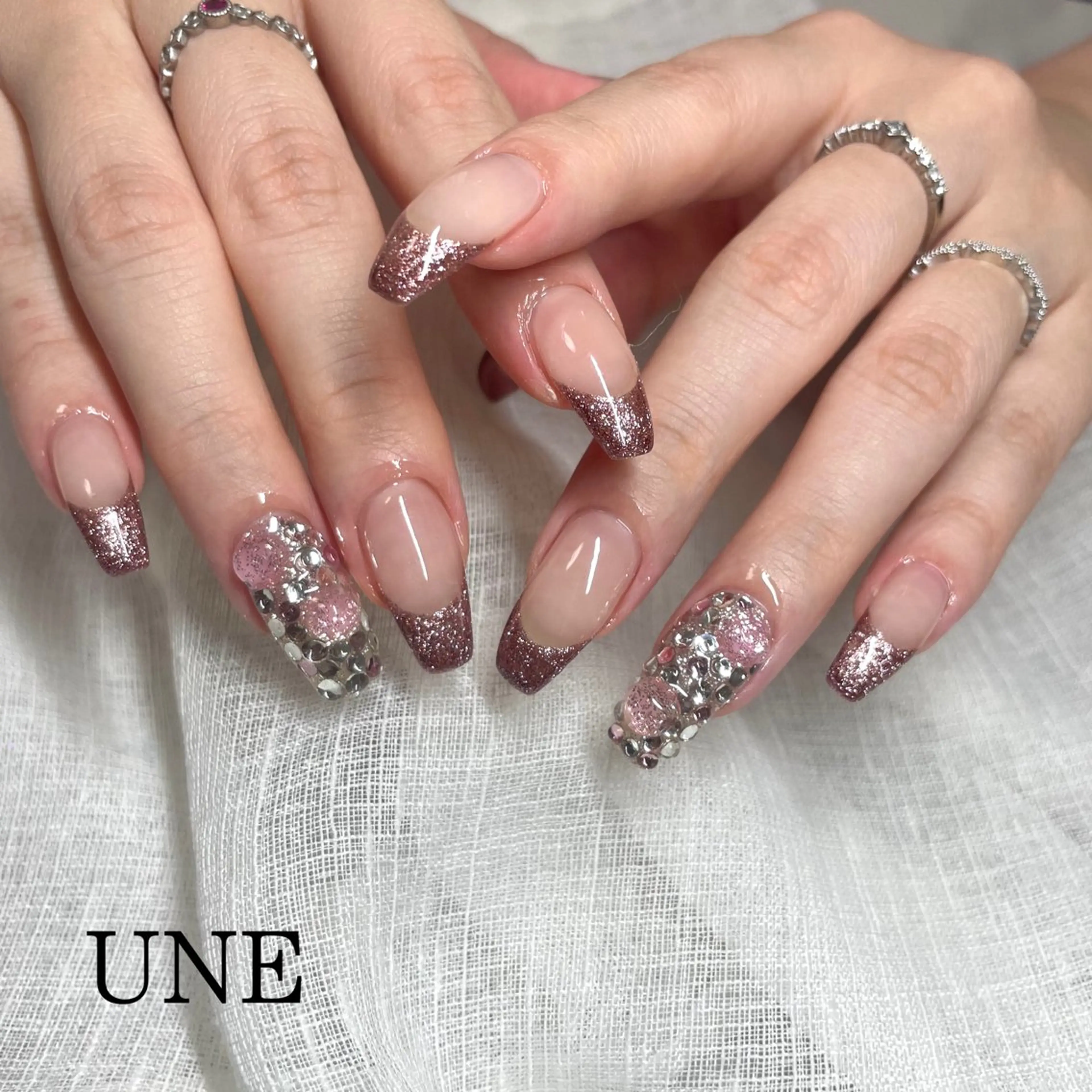 ネイル フレンチネイル キラキラネイル ラメ(グリッター) ピンク UNE.【ユヌ】 Jr.NANAのネイルデザイン