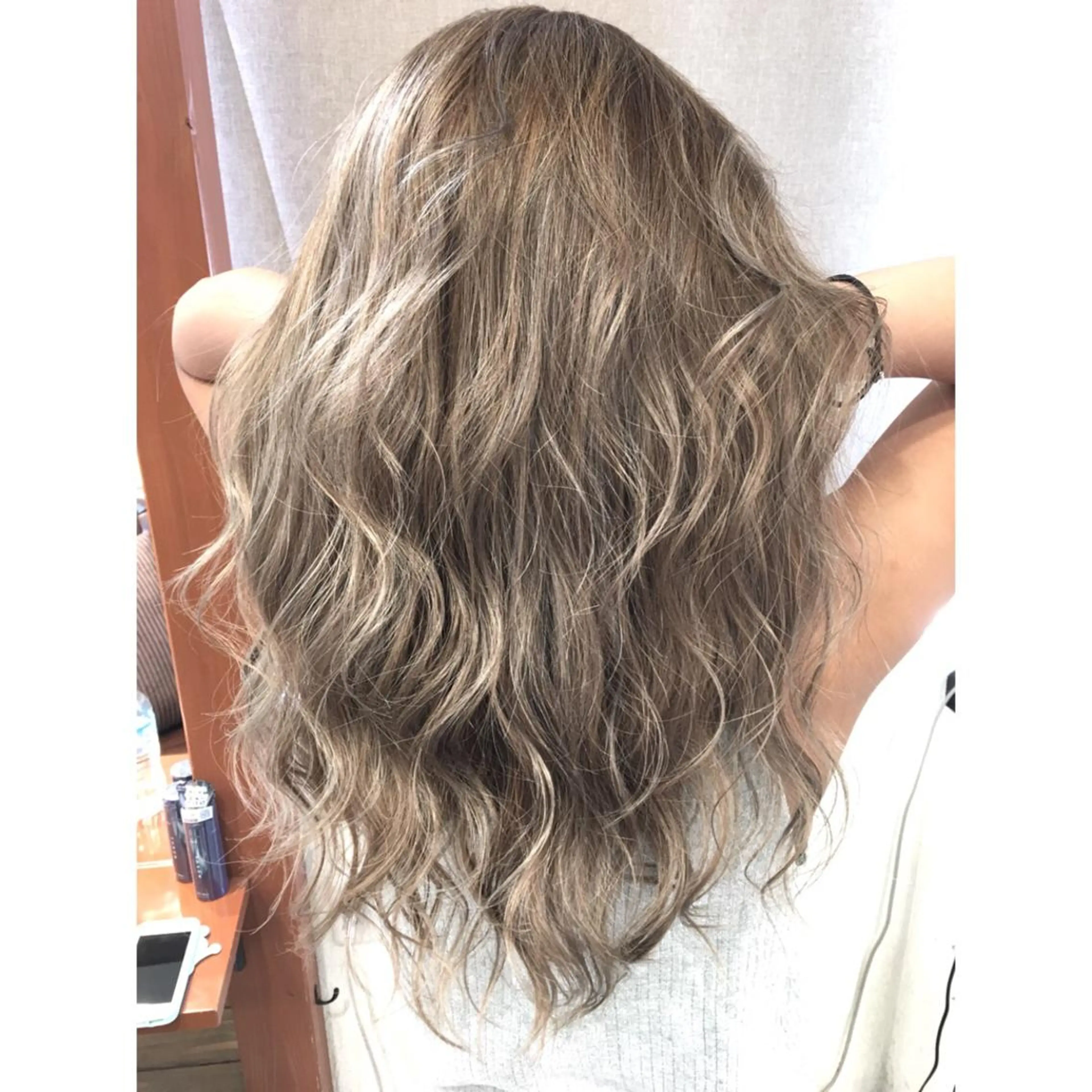 ロング カラー ベージュカラー ハイライトカラー 3Dハイライト ハイライト ヘアカラー トリートメント 井上 一平のヘアスタイル