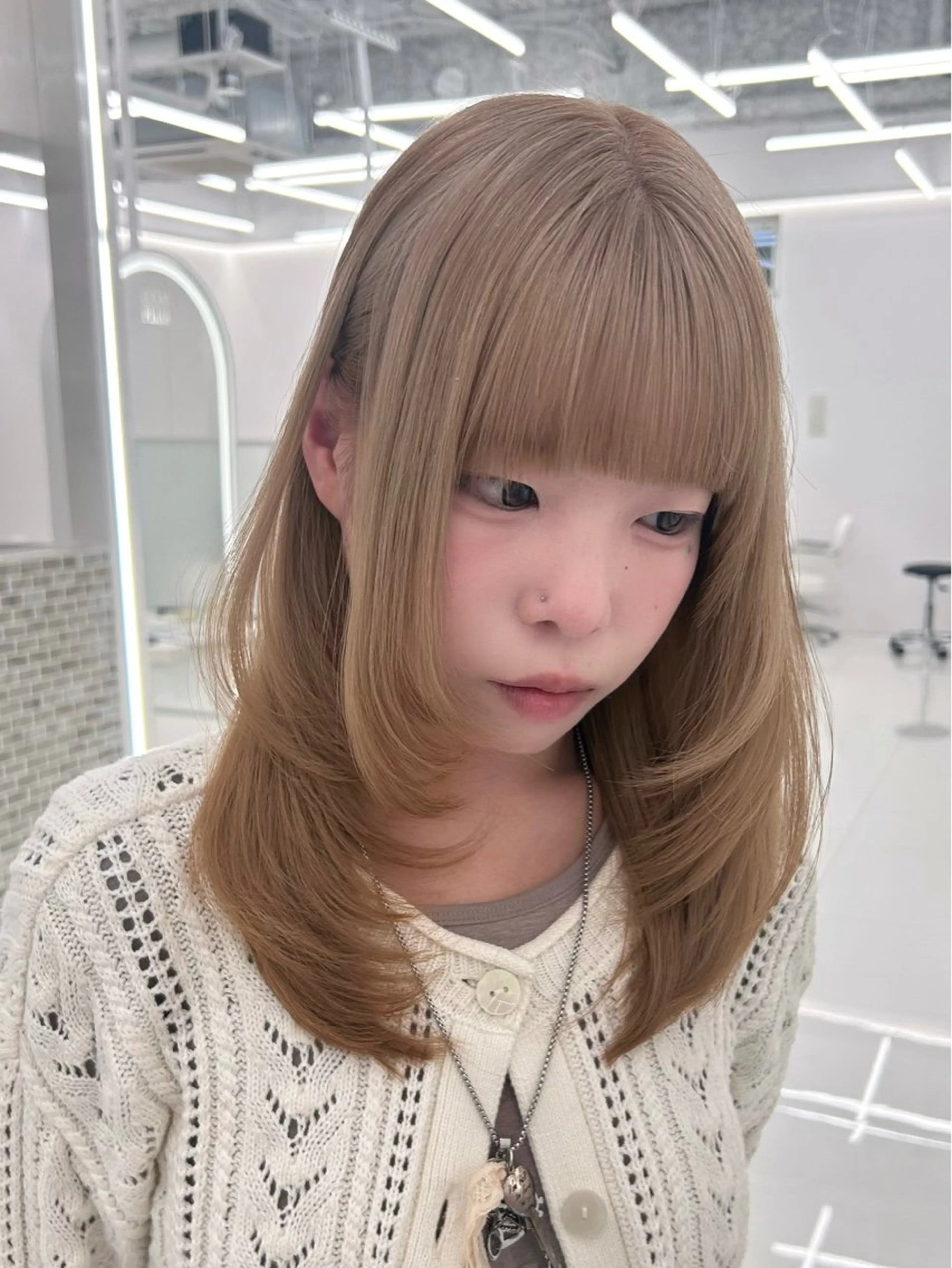 セミロング カラー ベージュカラー 透明感カラー 顔まわりレイヤー 顔周りカット 韓国風ヘア ヘアカラー 前髪/顔周り/透明感 艶カラーとどさんのヘアスタイル