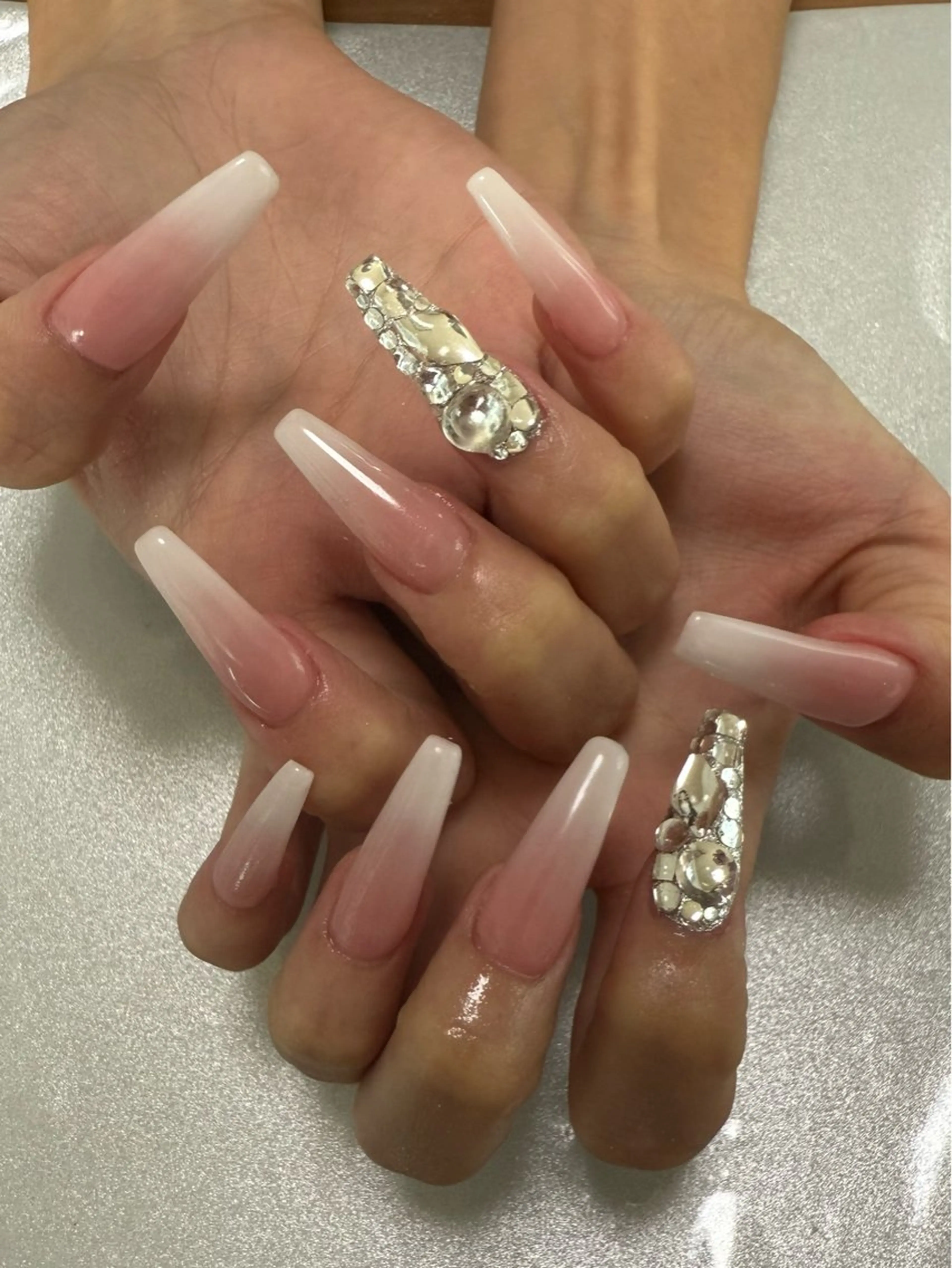 ネイル グラデーション ストーンネイル ホワイト AZNAIL matsudaのネイルデザイン