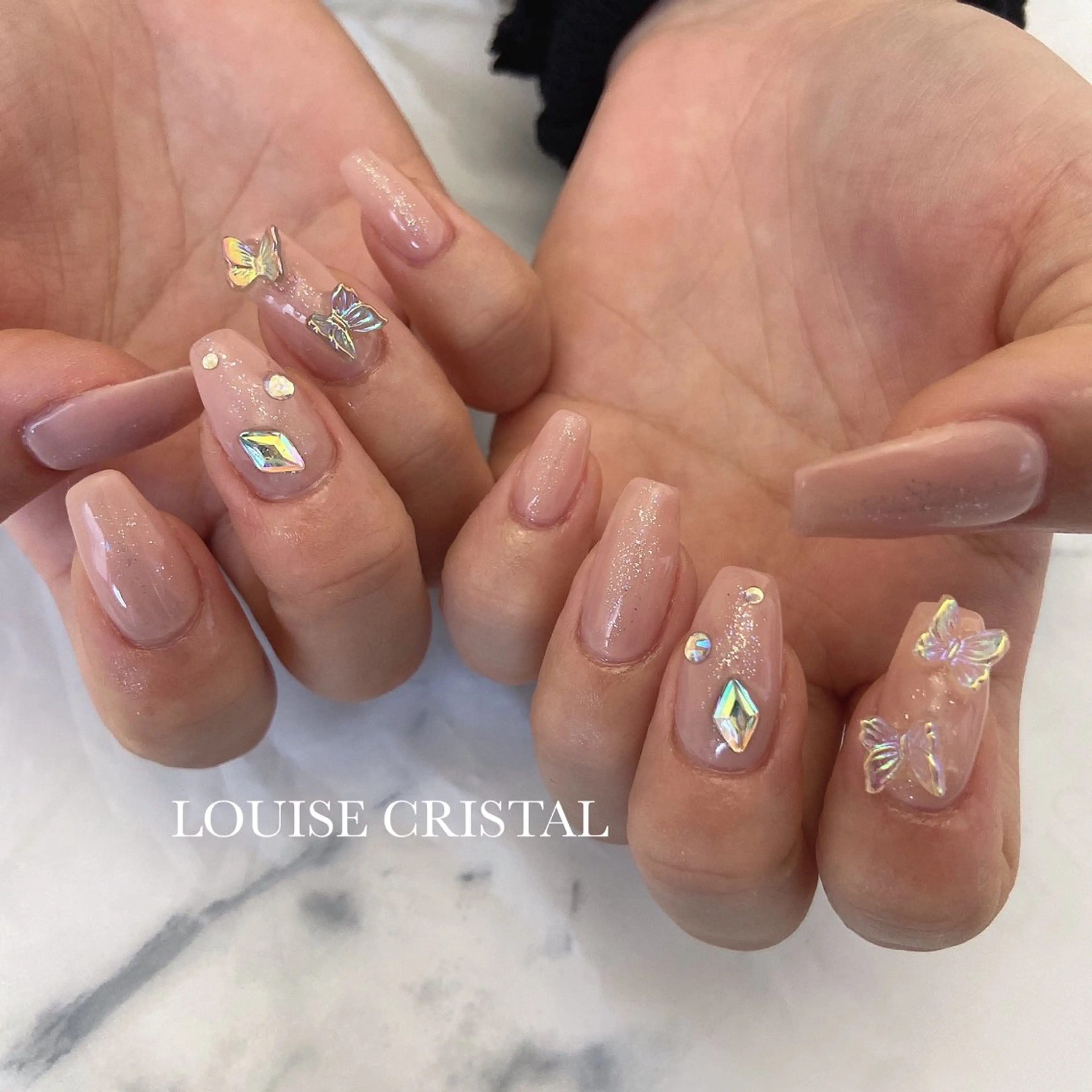 ネイル ハンドネイル LOUISE CRYSTALのネイルデザイン