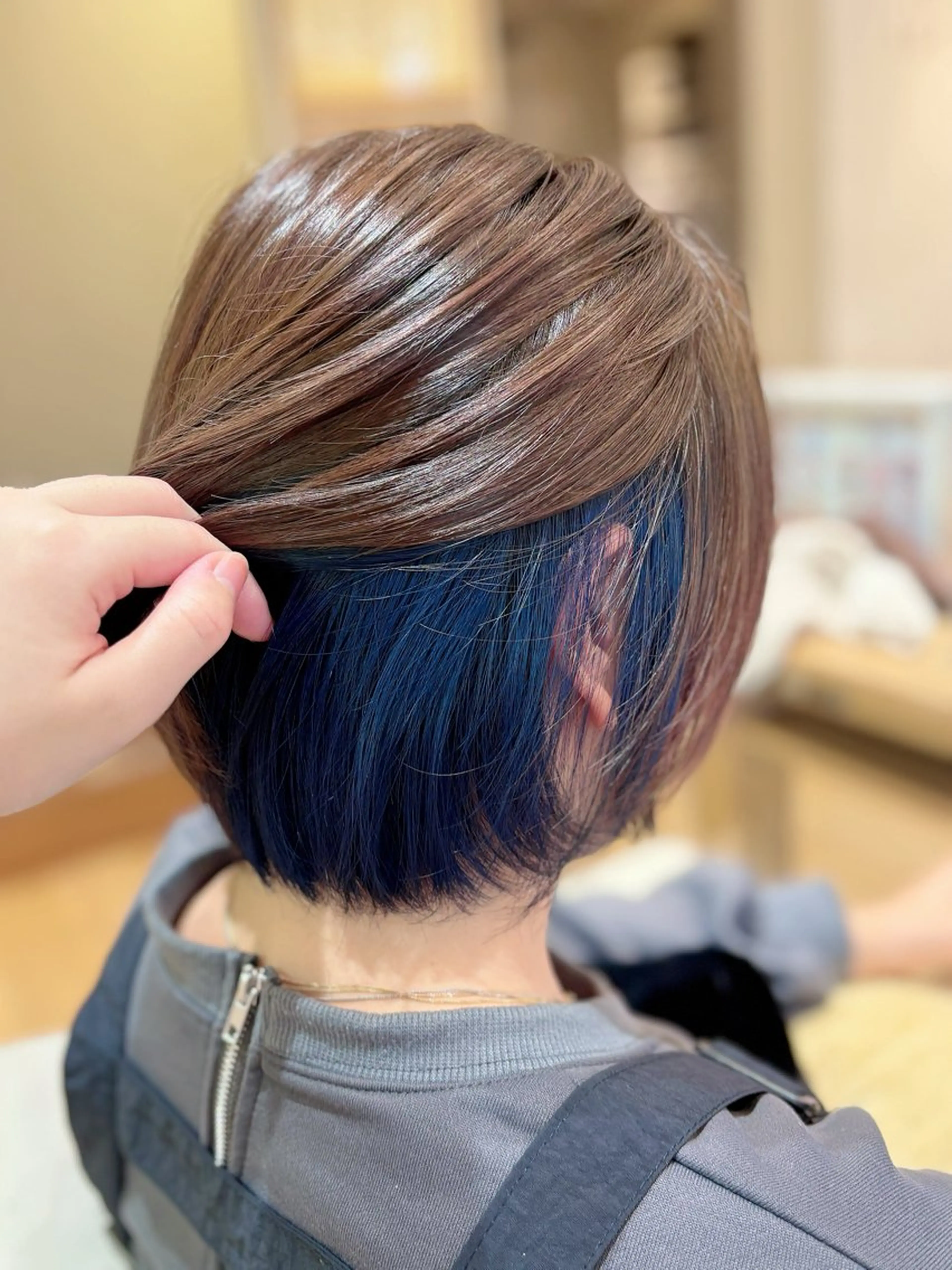 インナーカラー練習モデル🩵インナー部分1ブリーチ➕全頭カラー➕1ステップトリートメントの写真