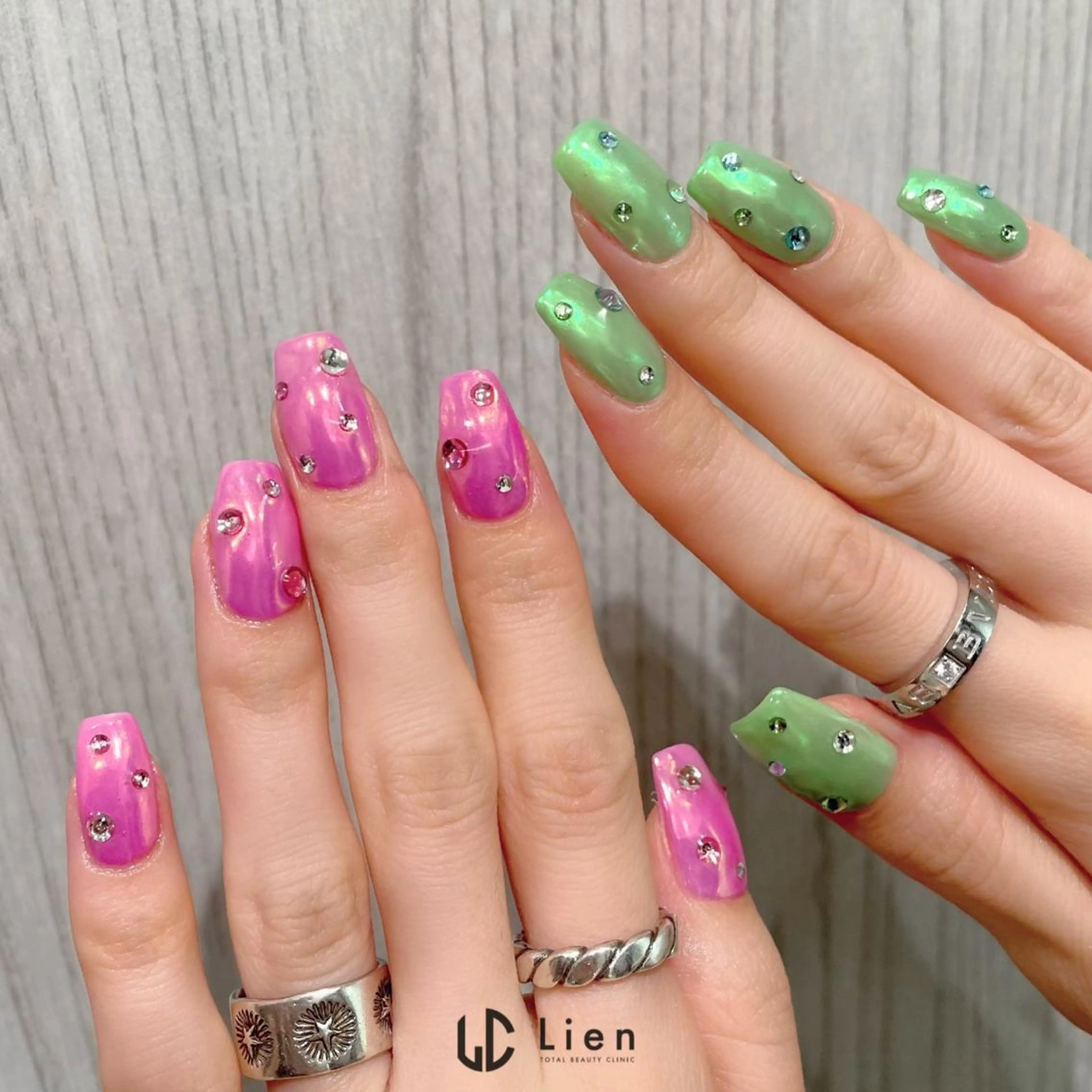 ネイル キラキラネイル 韓国ネイル ロングネイル ニュアンスネイル スカルプネイル 山田 真里のネイルデザイン