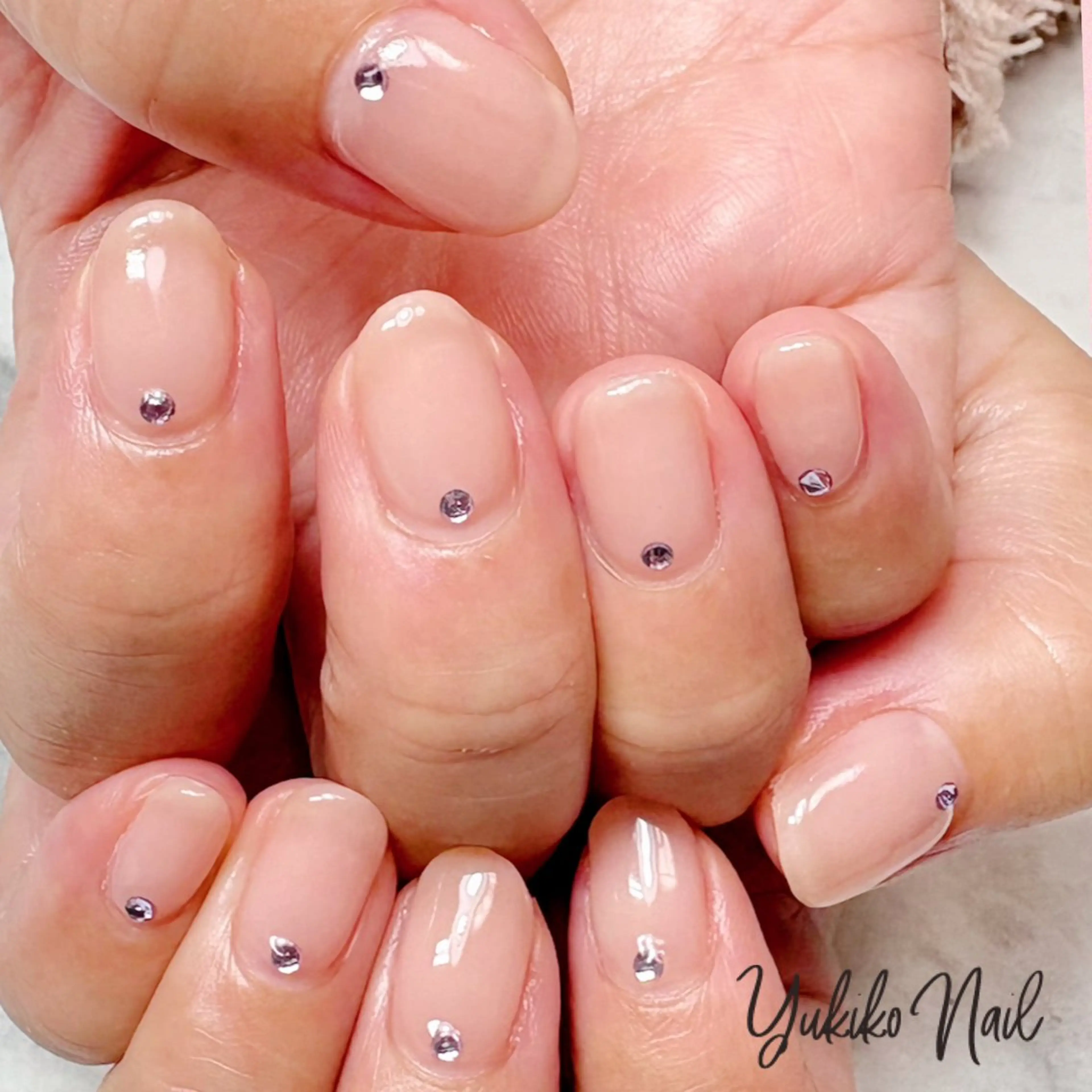 ネイル ワンカラーネイル シンプルネイル ストーンネイル ハンドネイル ユキコ ネイルのネイルデザイン