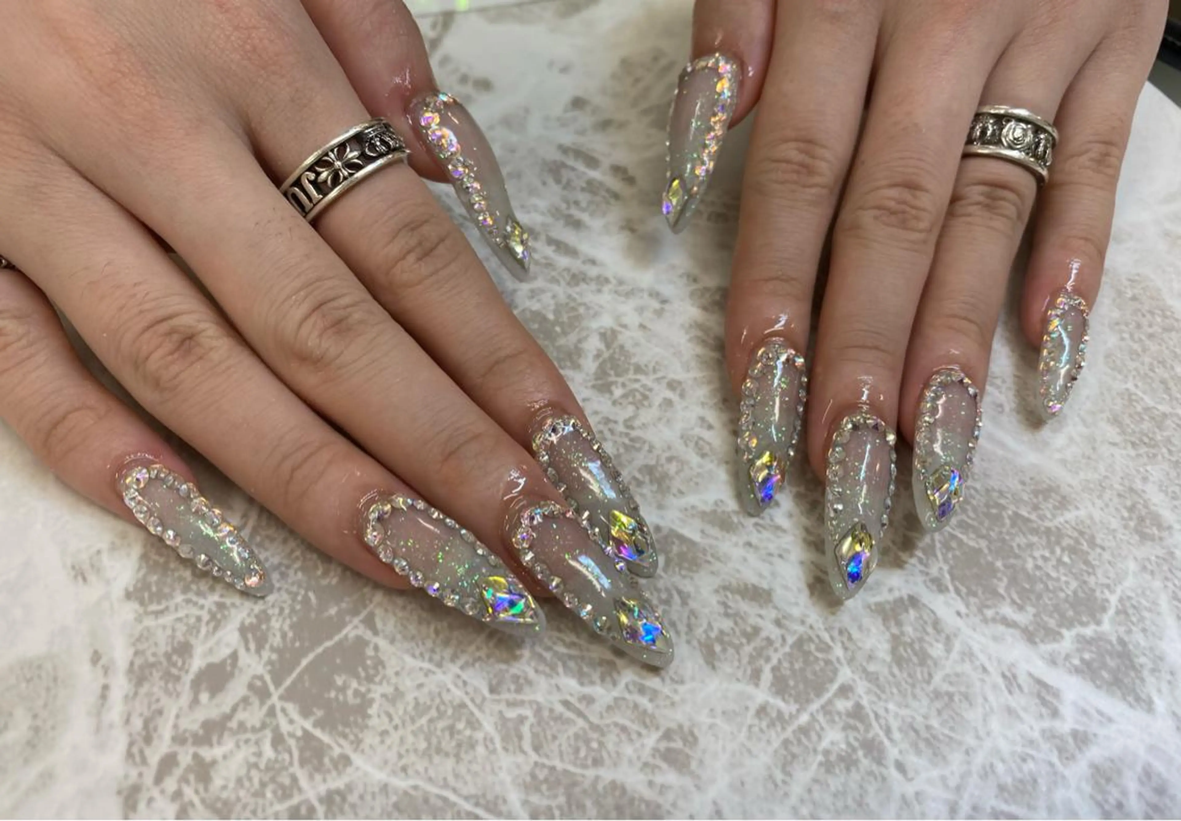 ロング ネイル ロング キラキラネイル ラメ(グリッター) ロングネイル ストーンネイル ハンドネイル salon Lilouのネイルデザイン