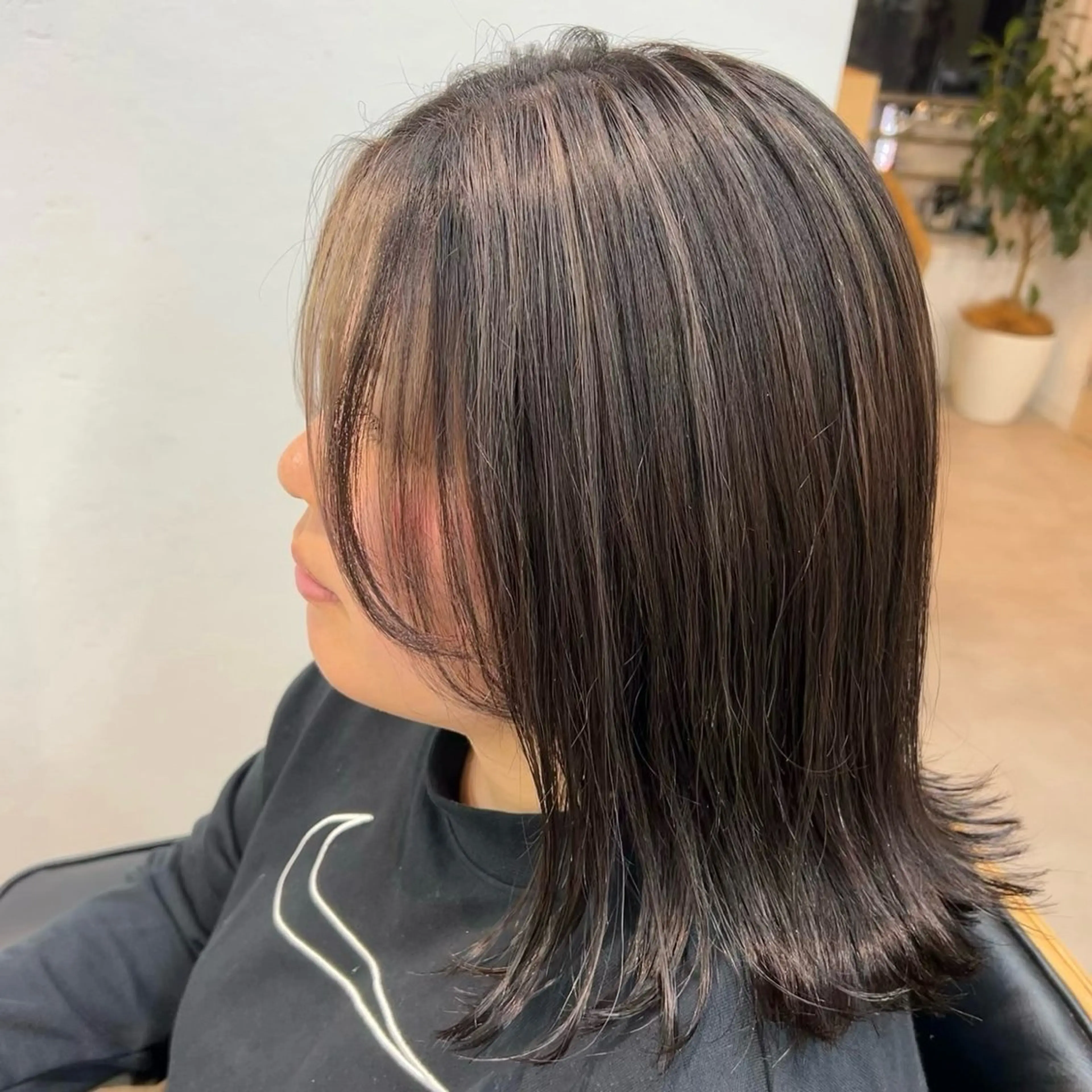 ミディアム カラー ハイライトカラー シルバー ハイライト カット ヘアカラー トリートメント 艶カラー/レイヤー/ ハイトーン/まなみのヘアスタイル