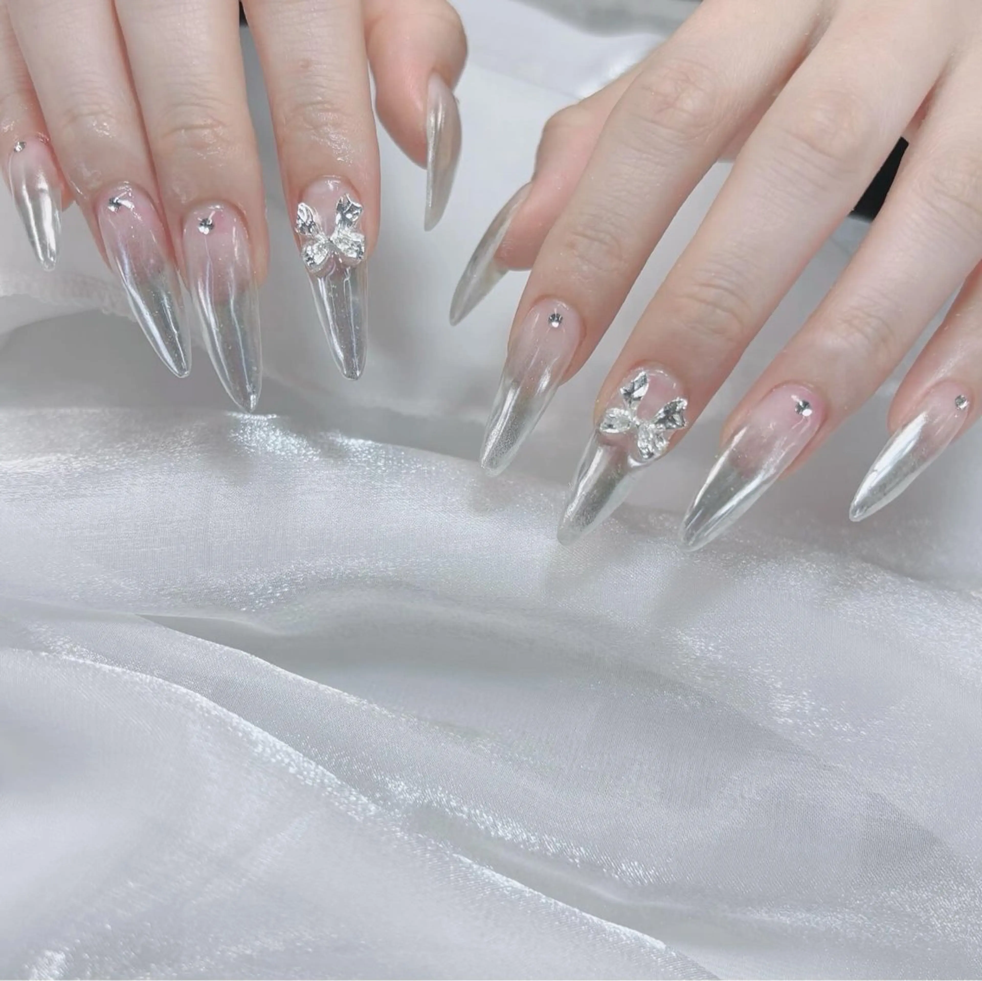 ネイル グラデーション ミラーネイル シルバー peTiT minamiのネイルデザイン