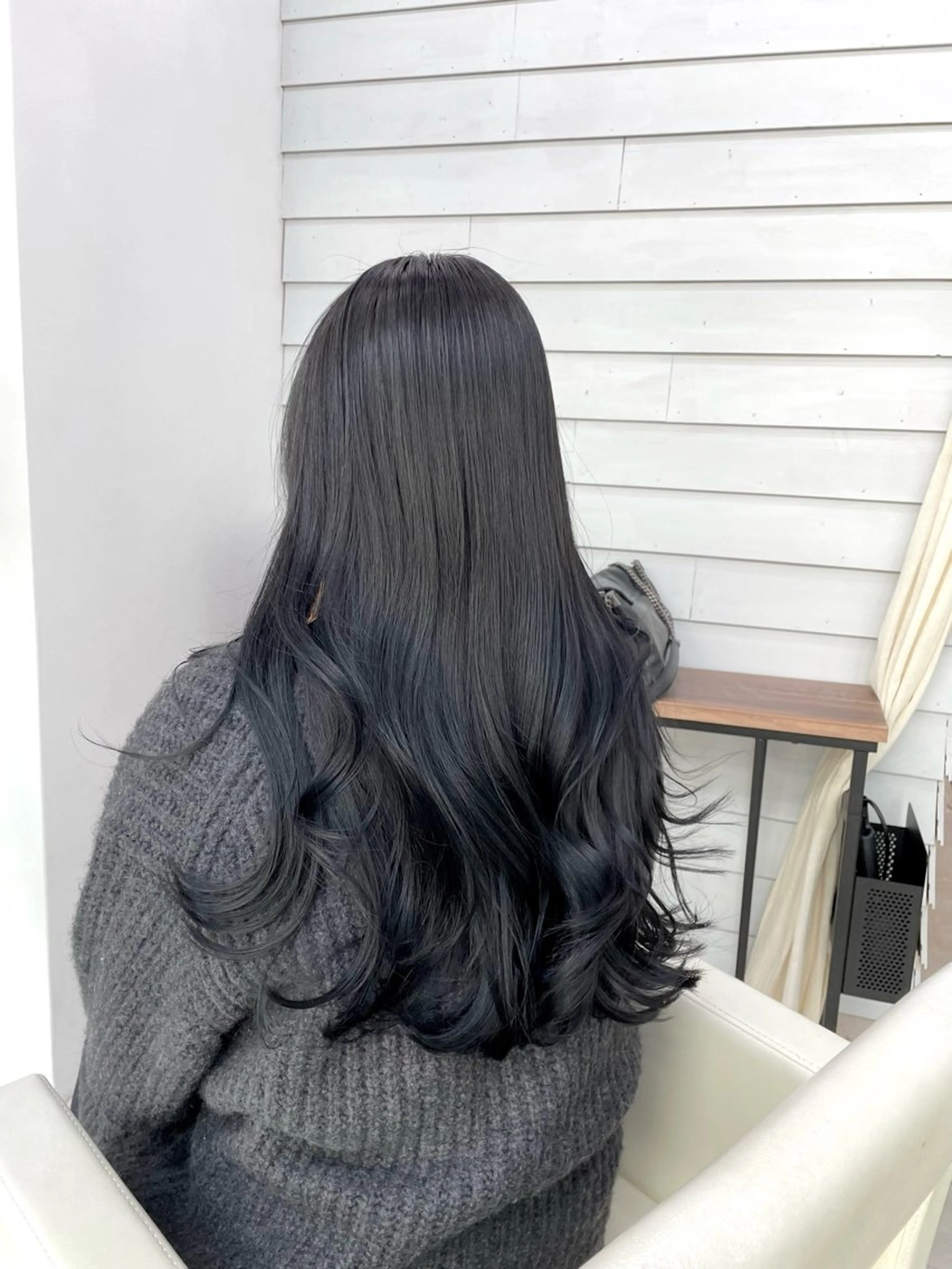 セミロング カラー 黒髪 グレーブラック ブリーチ無Wカラー メンズパーマ大成のヘアスタイル