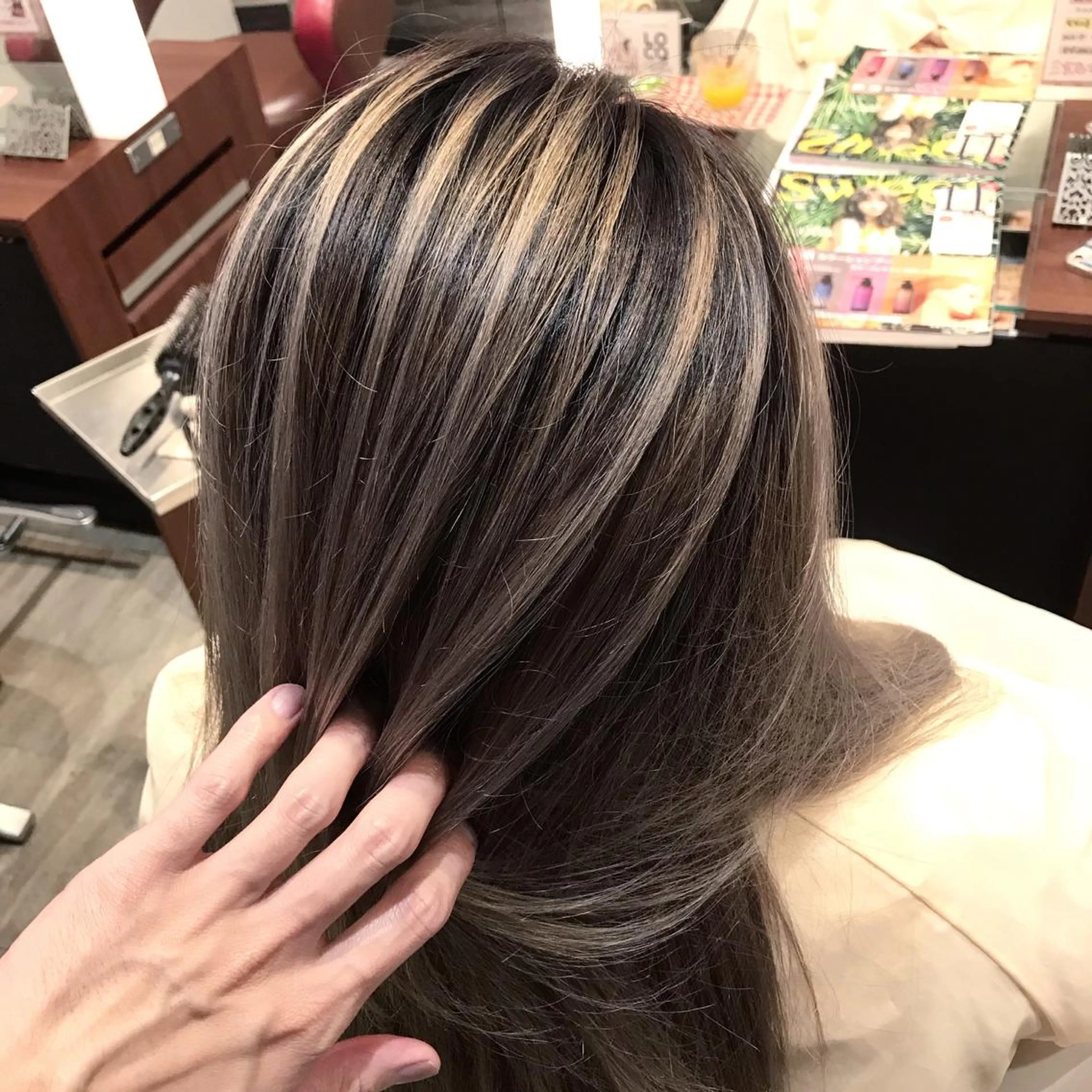 セミロング カラー 髪質改善カラー韓国風 レイヤーtudaのヘアスタイル