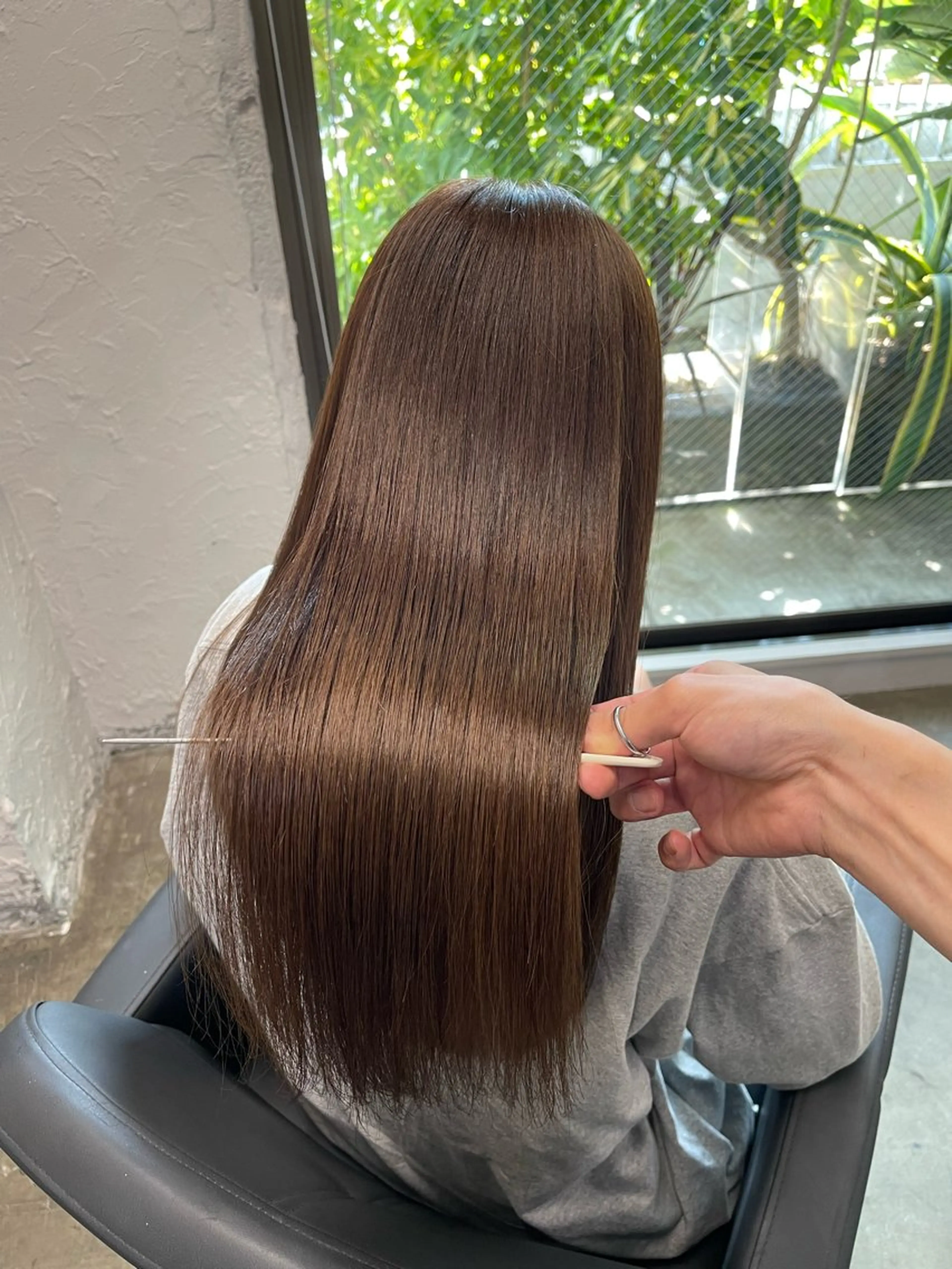 ロング トリートメント 顔まわりレイヤー デザインカットのヘアスタイル