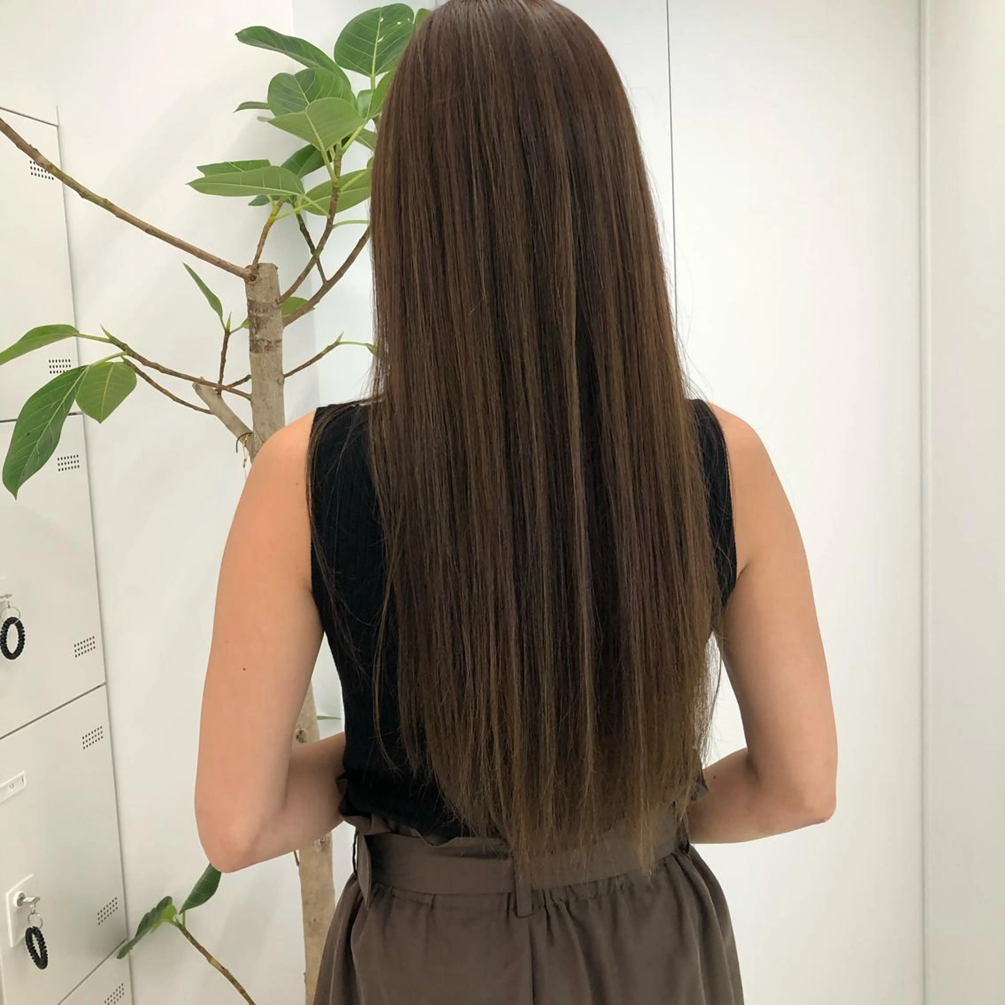 ロング カラー グレージュ ハイライトカラー ハイライト レイヤーカット 透明感カラーのヘアスタイル