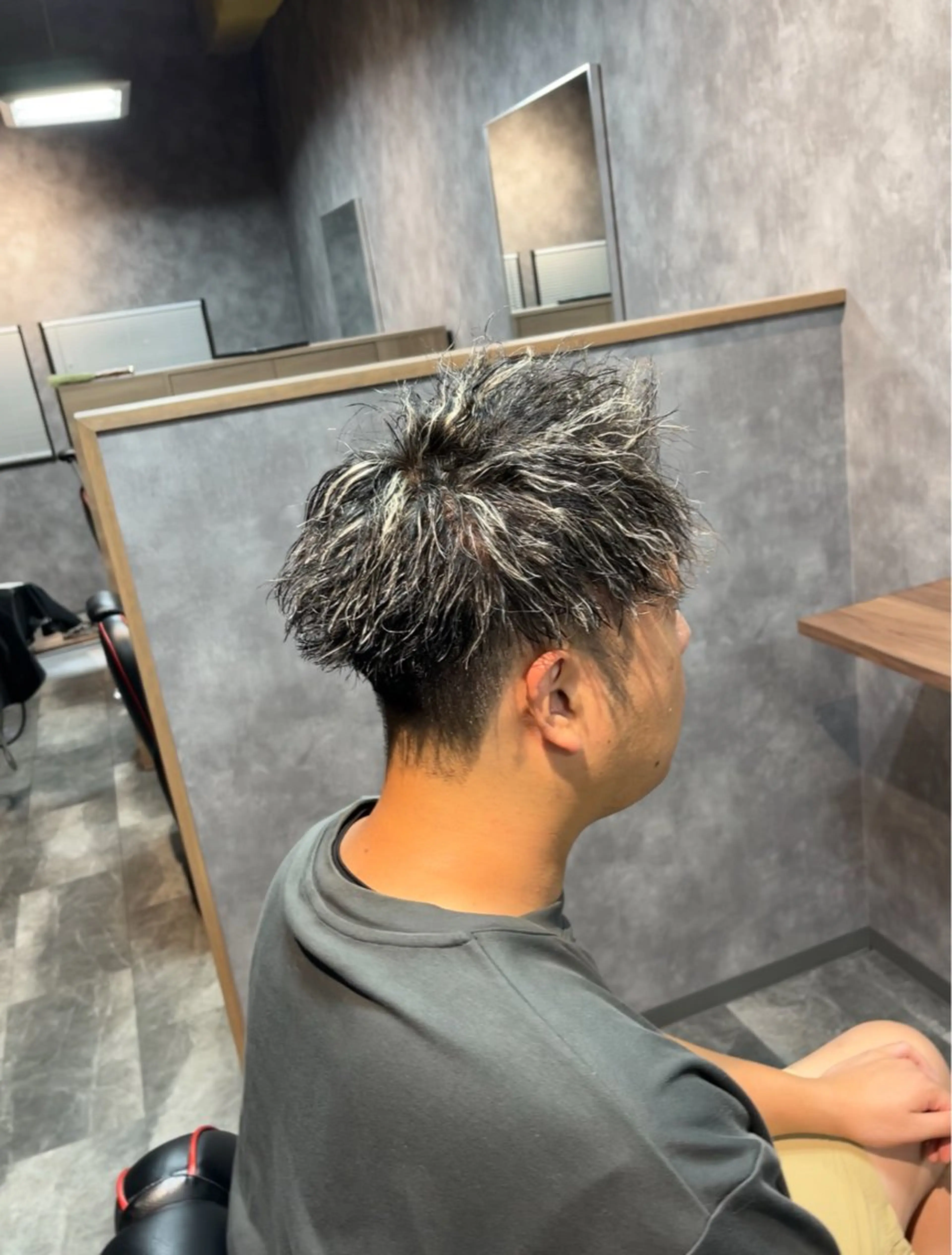 ショート ヘアカラー パーマ SWELL-WHITE-所属・SWELL  高峰 将生  メンズ専門のヘアスタイル