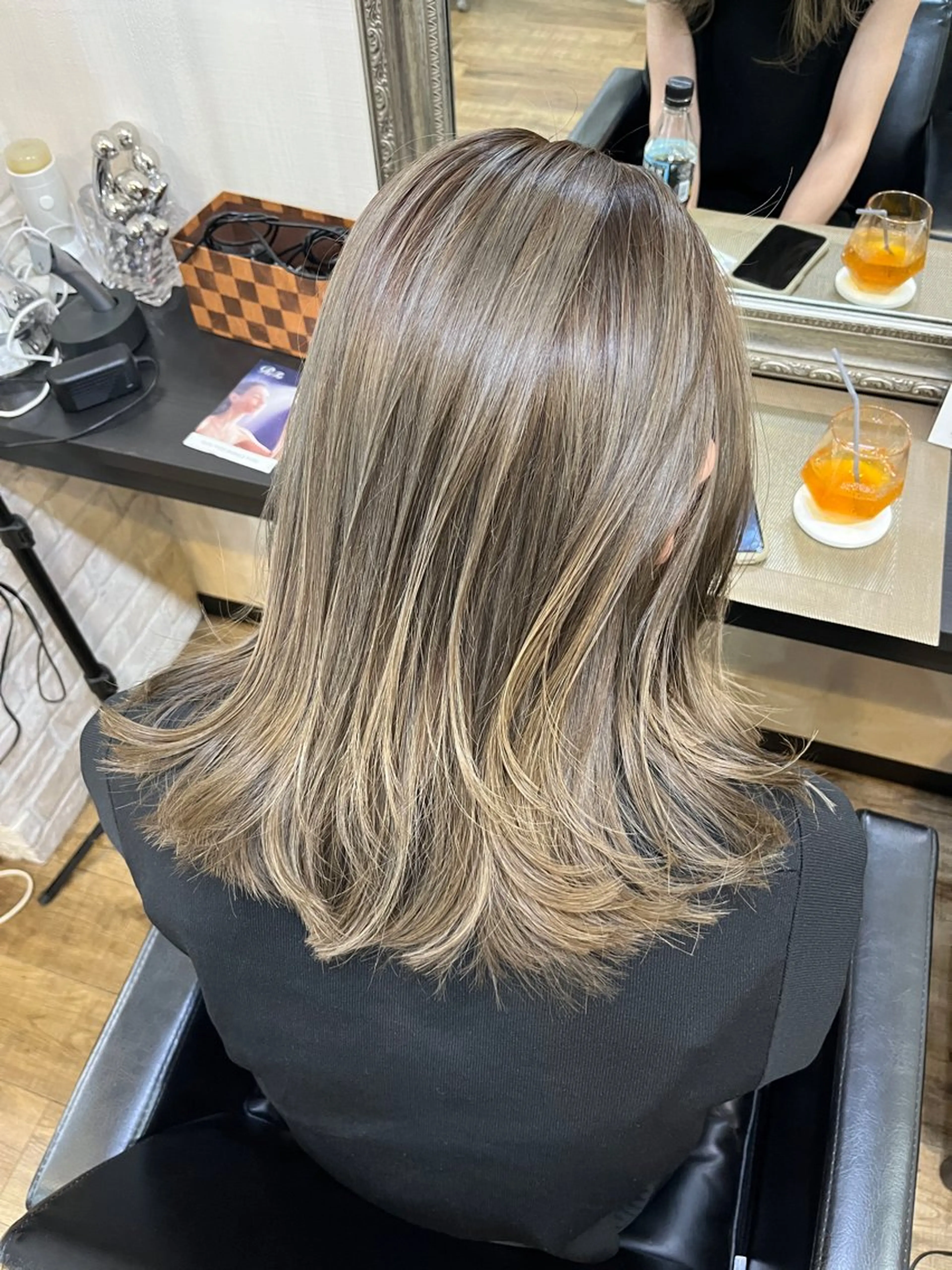 ミディアム カラー ヘアアレンジ グレージュ ハイライトカラー ハイライト きむえり/髪質改善 /うねり広がり改善のヘアスタイル