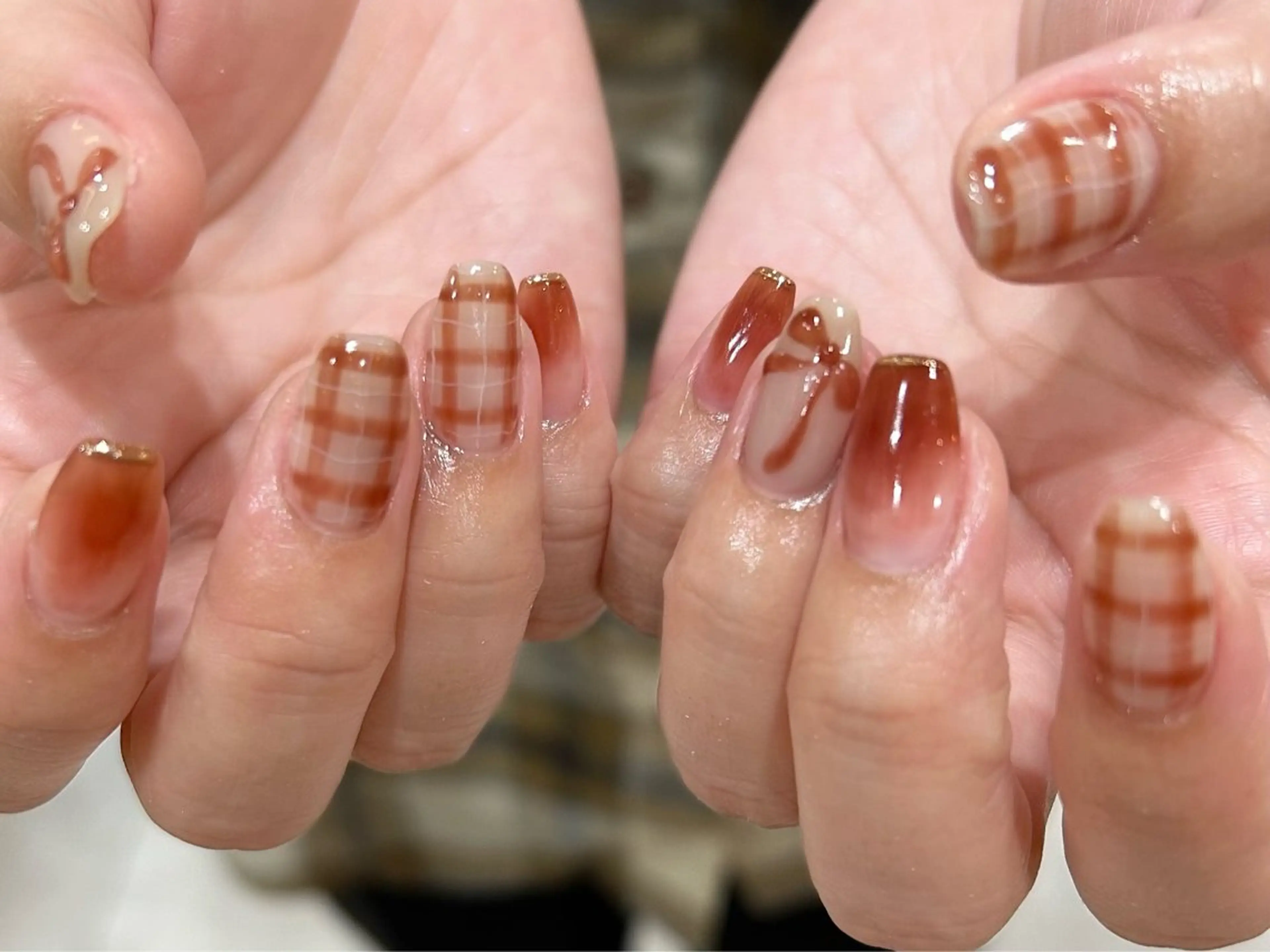 ネイル ボルドー ブラウン ジェルネイル ゴールド グラデーション ハンドネイル shio ♡ 13日空きありのネイルデザイン