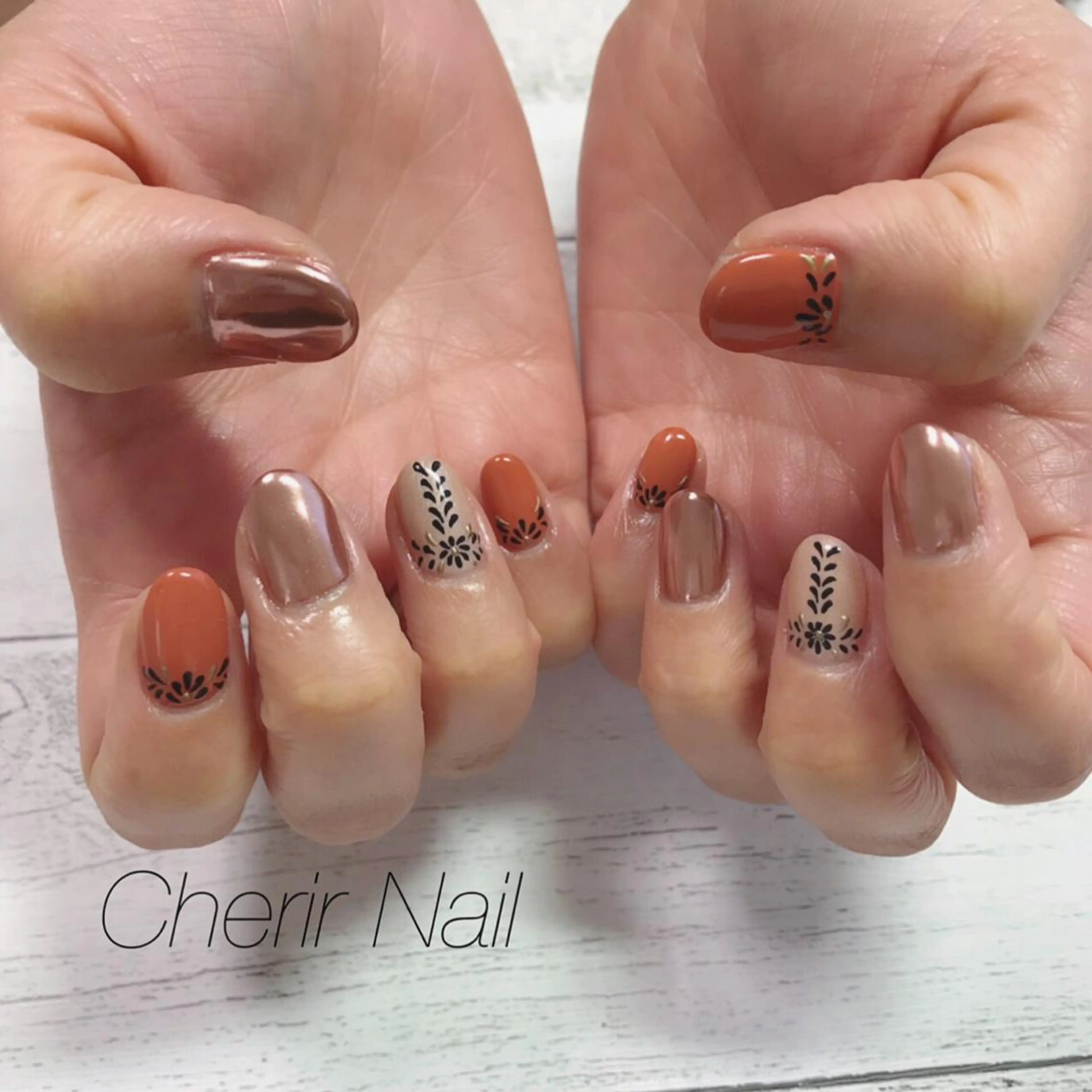 ネイル ブラウン ミラーネイル 赤色 ショートネイル Cherirnail kaoriのネイルデザイン