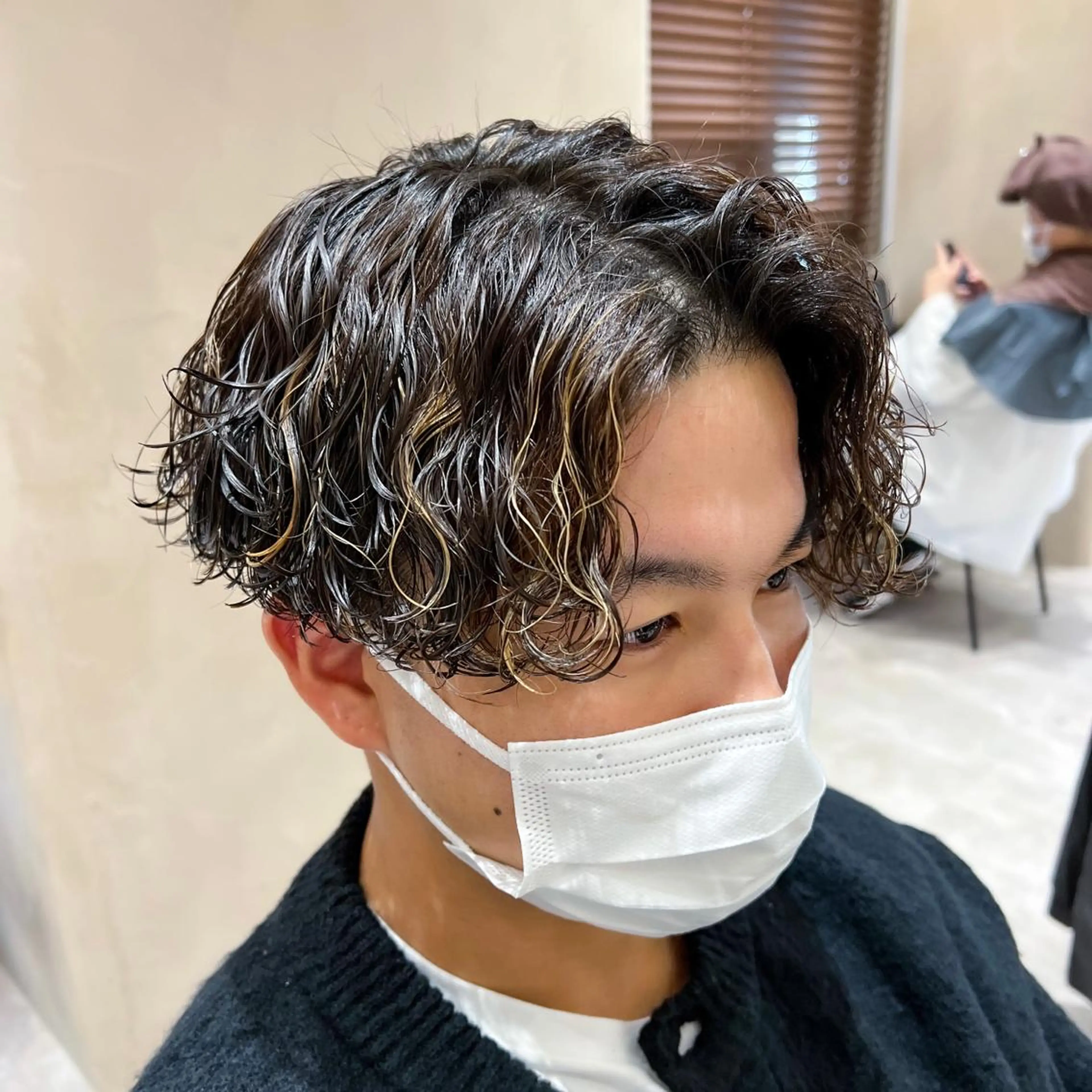 ミディアム カラー パーマ メンズ ミディアムパーマ センターパート メンズハイライト メンズパーマ 波巻きパーマ 波巻きスパイラルパー マ/シャドウパーマ駿のヘアスタイル