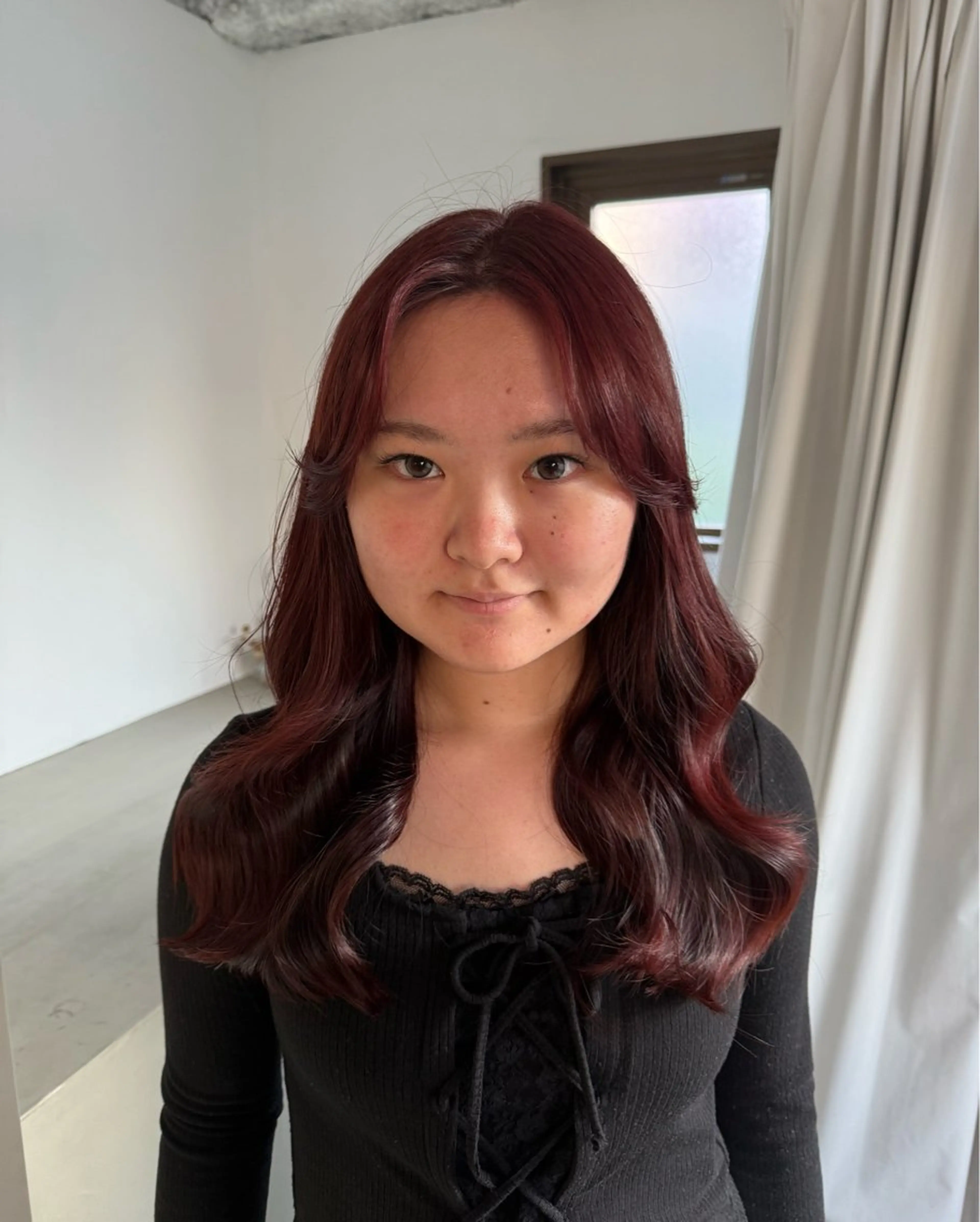 カラー 透明感カラー レッドカラー ヘアカラー 小西 美優のヘアスタイル