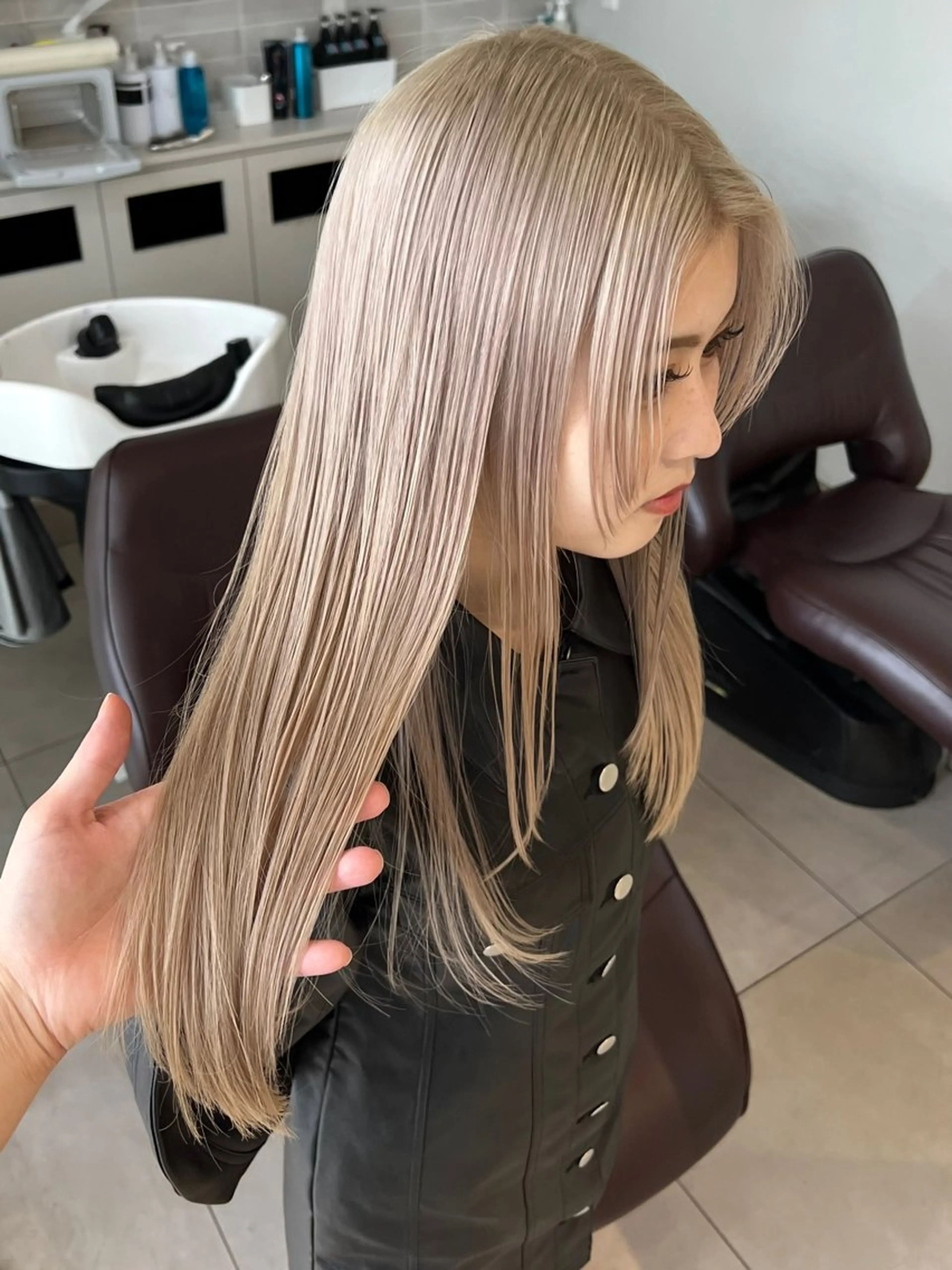 ミディアム カラー ブリーチ ブロンド ケアブリーチ 透明感カラー ダブルカラー レイヤー専門家 ダブルカラー修のヘアスタイル