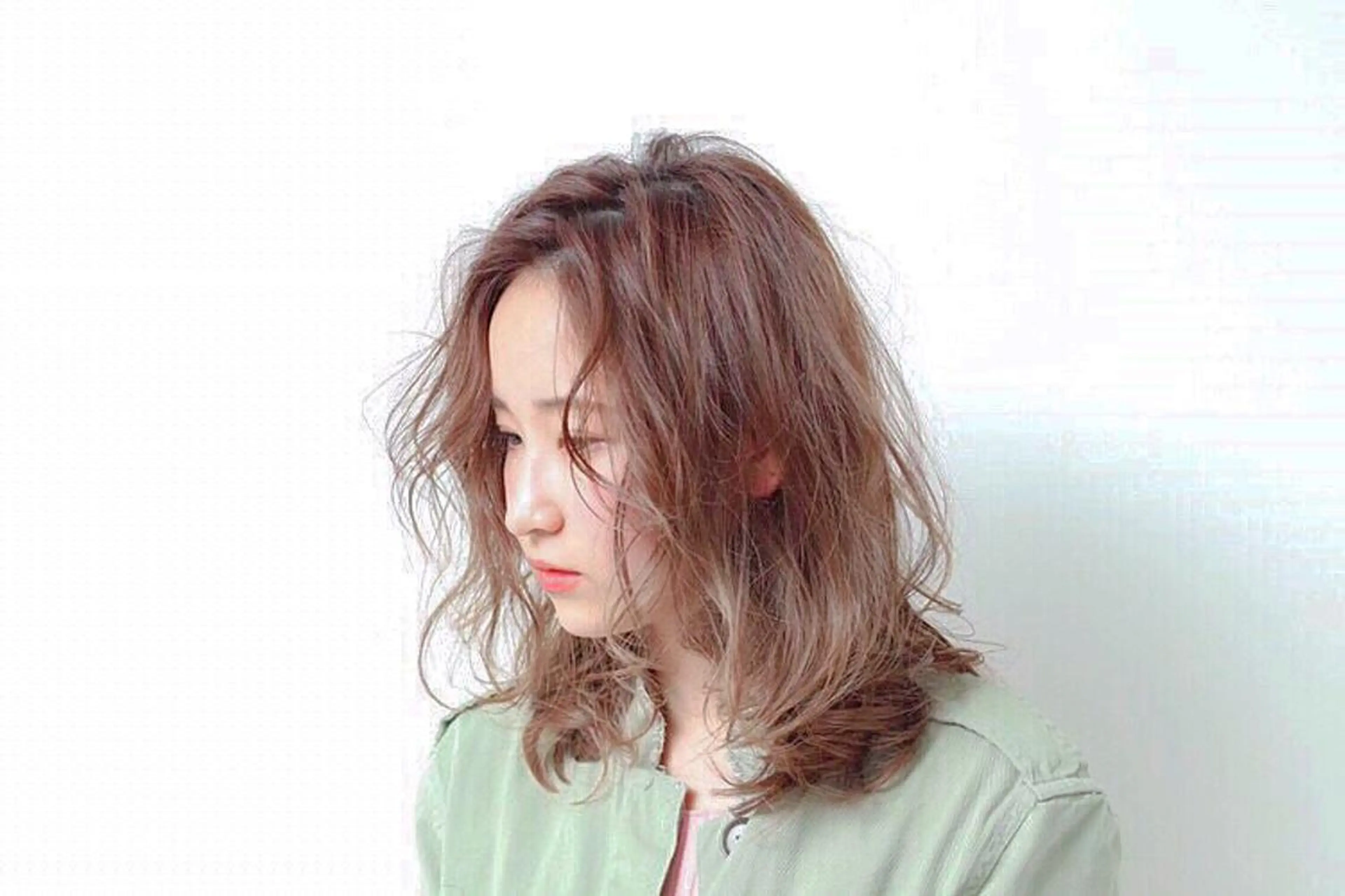 ミディアム カラー ベージュカラー ブリーチカラー 美髪矯正takaraのヘアスタイル