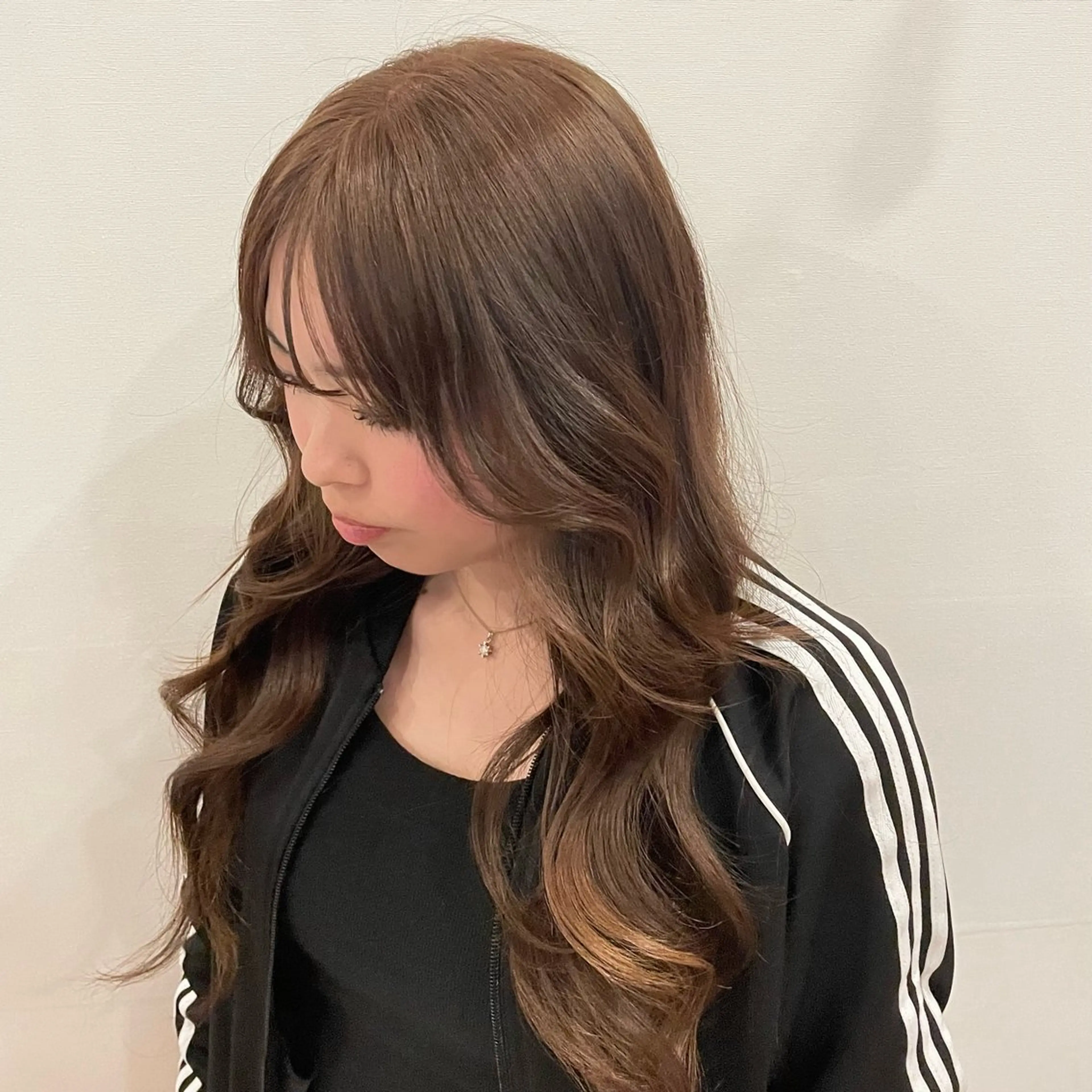 ロング スダ ユキナ 髪質改善水素カラーのヘアスタイル