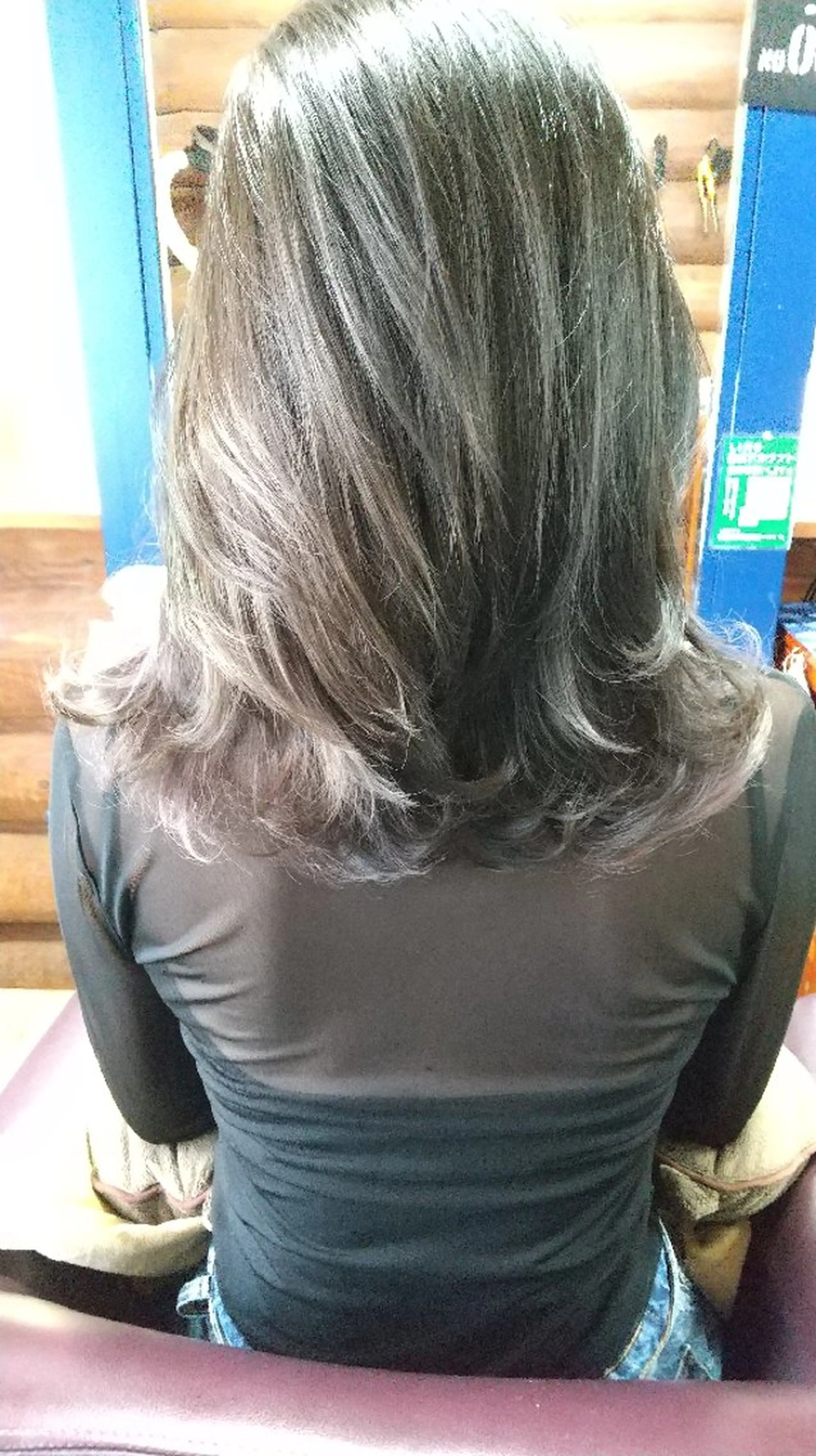 セミロング 岡本 小百合のヘアスタイル