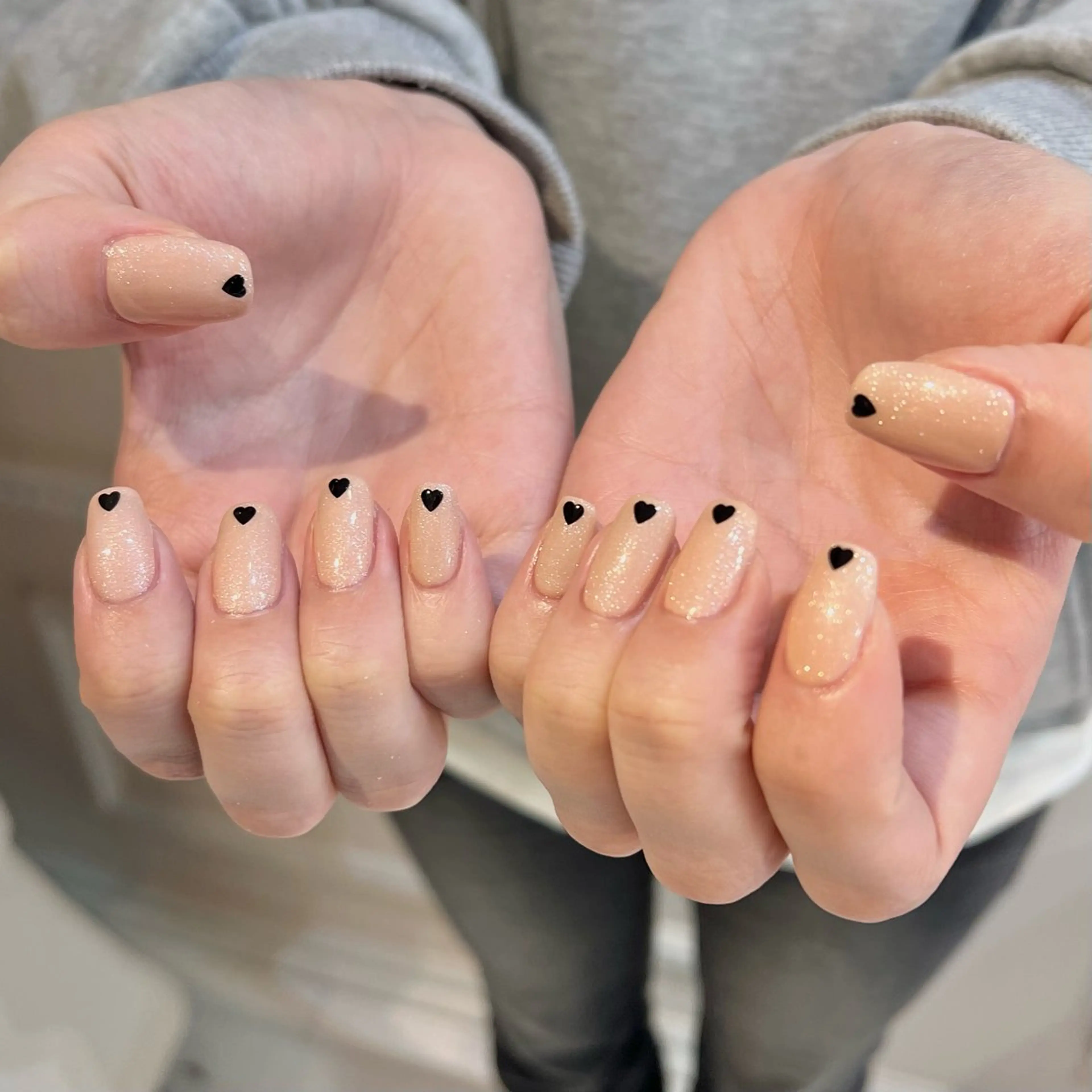 ネイル ゴールド ハート 水色 ピンク 赤色 ハンドネイル 🎀チーク/ちゅるん 🫧chisa🎀のネイルデザイン