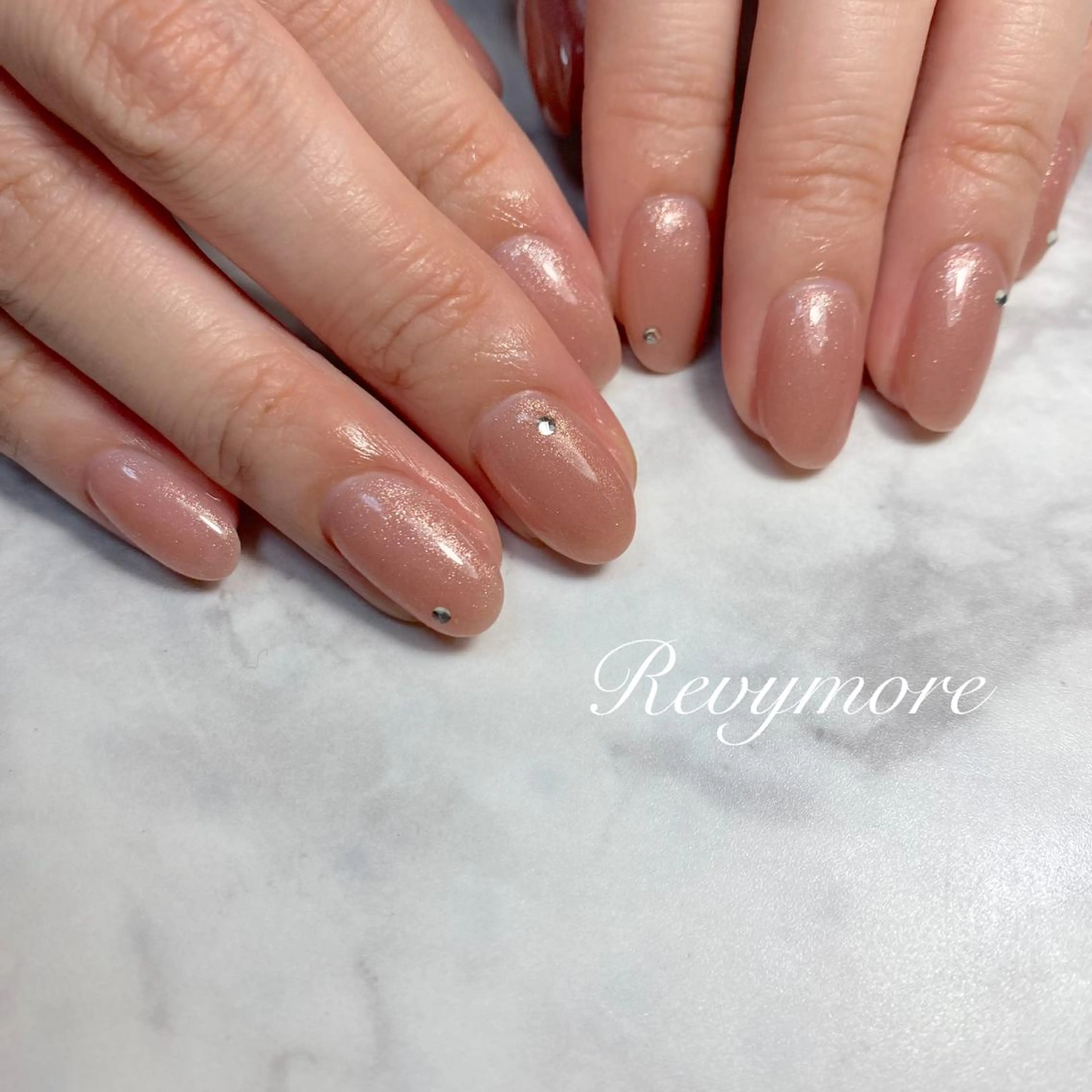 ミディアム ネイル 韓国風ヘア ジェルネイル キラキラネイル 韓国ネイル ニュアンスネイル nail salon Revymoreのネイルデザイン