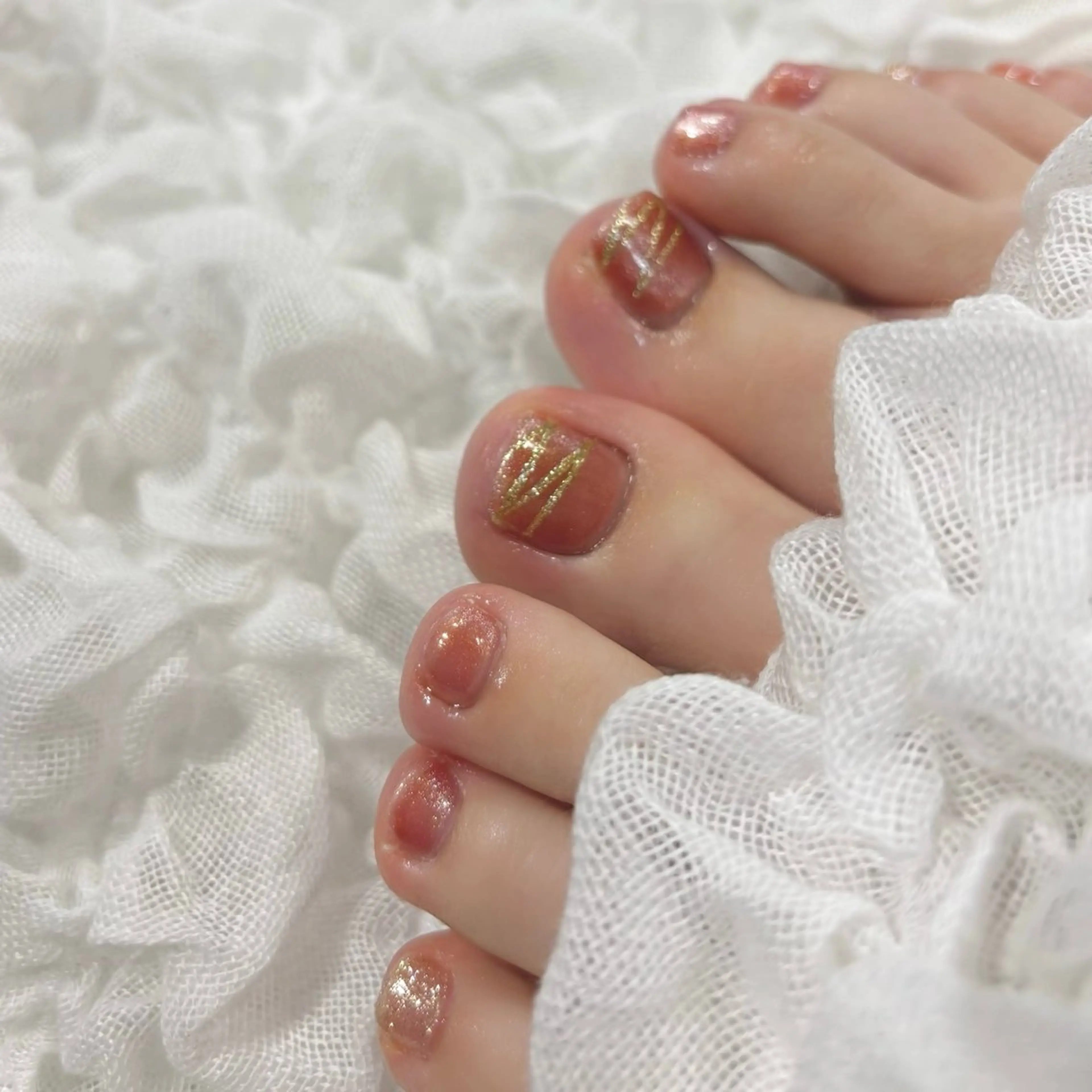 ネイル フラッシュネイル フットネイル ジェルネイル ゴールド マグネットネイル シンデレラサロン💅 ほみのネイルデザイン
