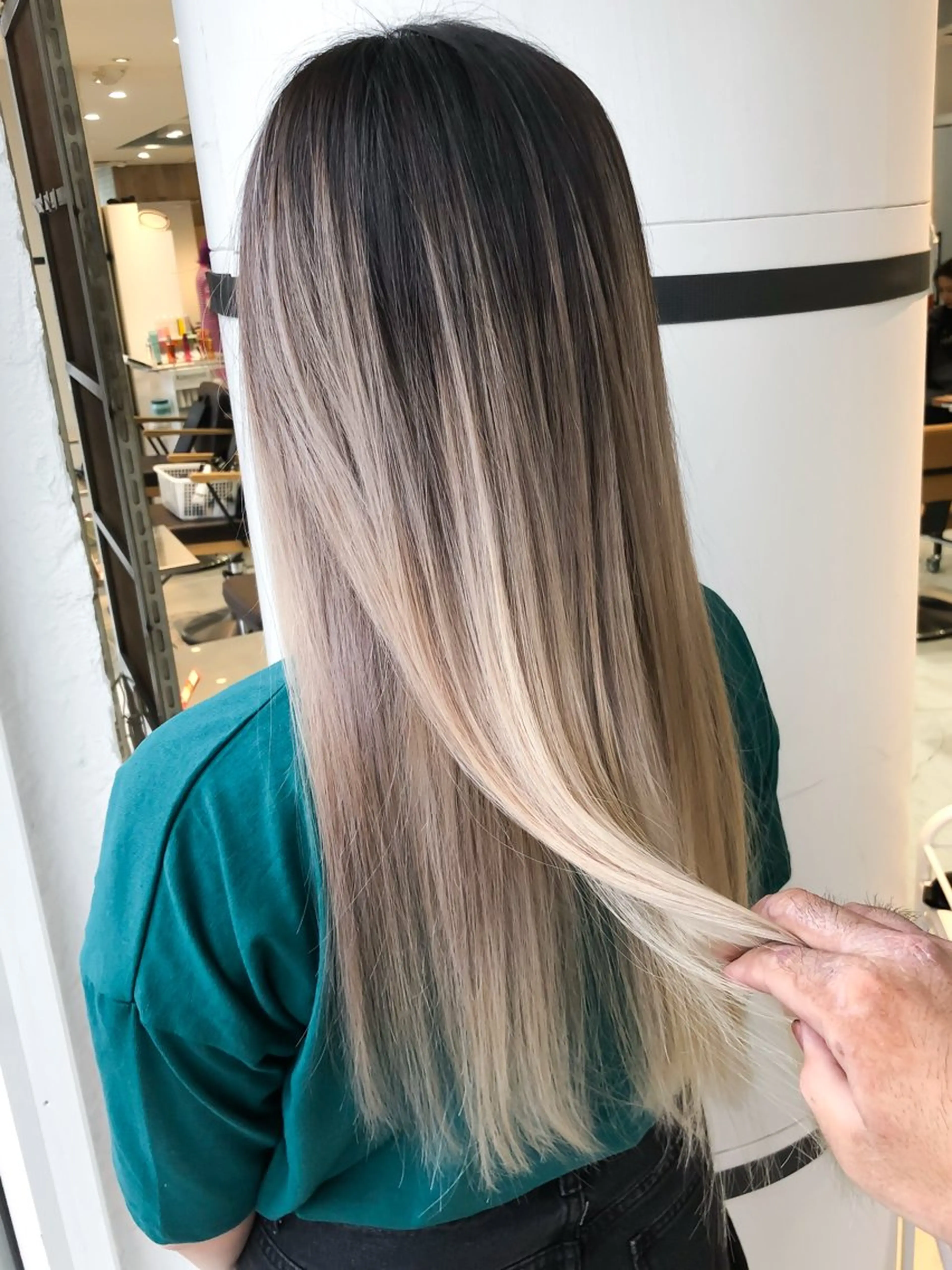 ロング カラー バレイヤージュ レイヤーカット ヘアカラー トリートメント welring hair salonのヘアスタイル