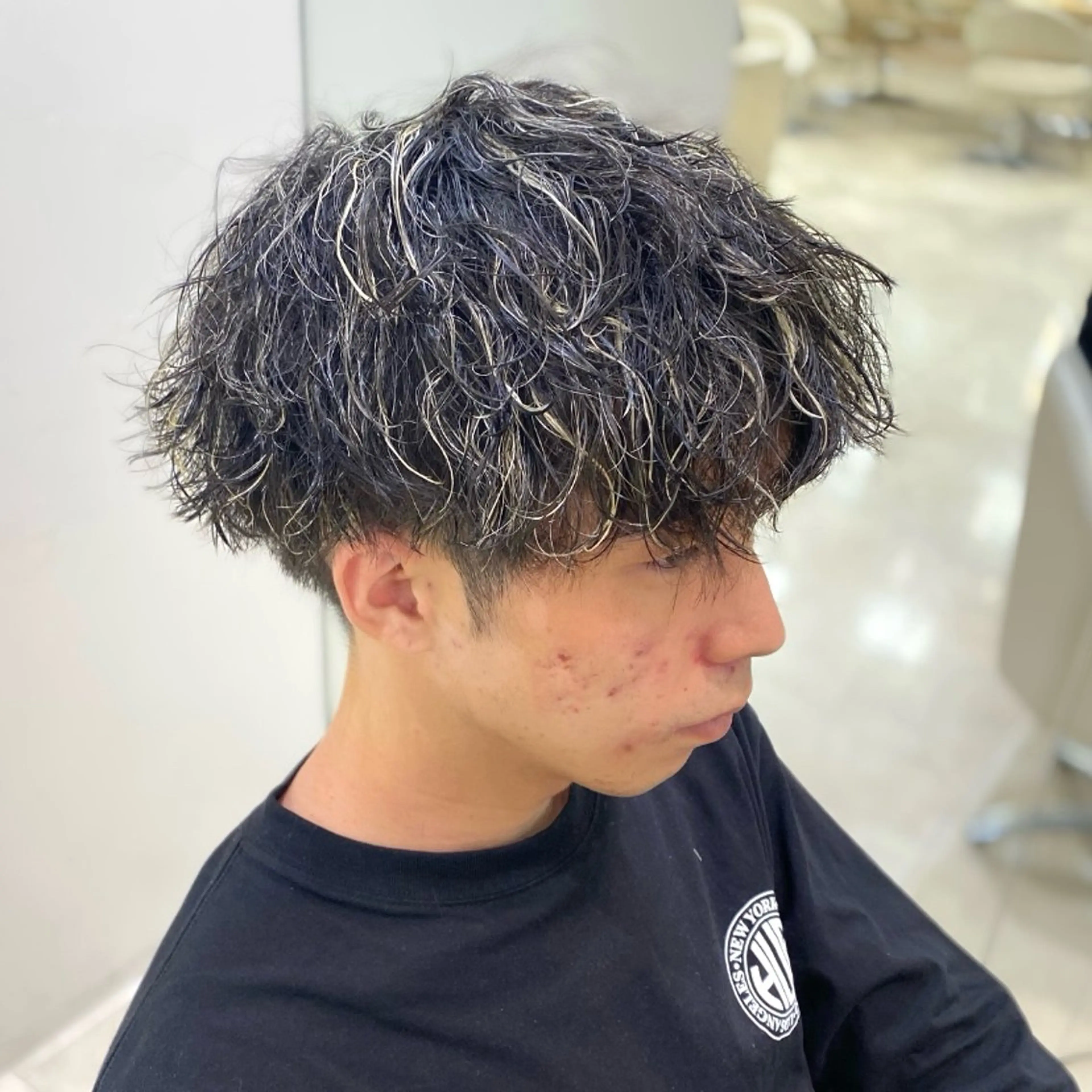 ミディアム カラー パーマ メンズ ミディアムパーマ フェザーパーマ メンズメッシュ メンズパーマ 波巻きパーマ お悩み解決美容師🦚 片山/銀座/有楽町のヘアスタイル