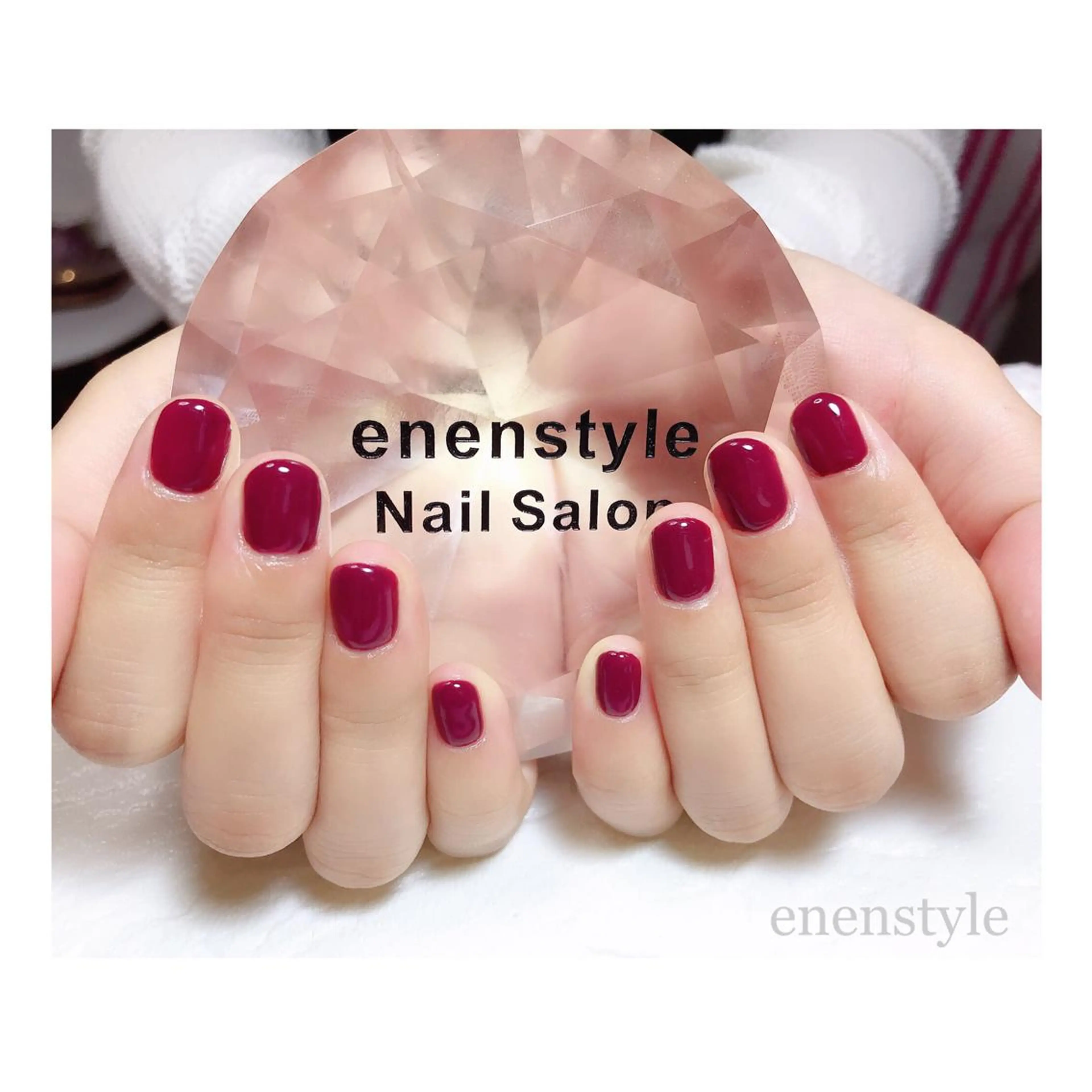 ショート ネイル ジェルネイル ニュアンスネイル オフィスネイル 赤色 シンプルネイル 👑enen style👑のネイルデザイン