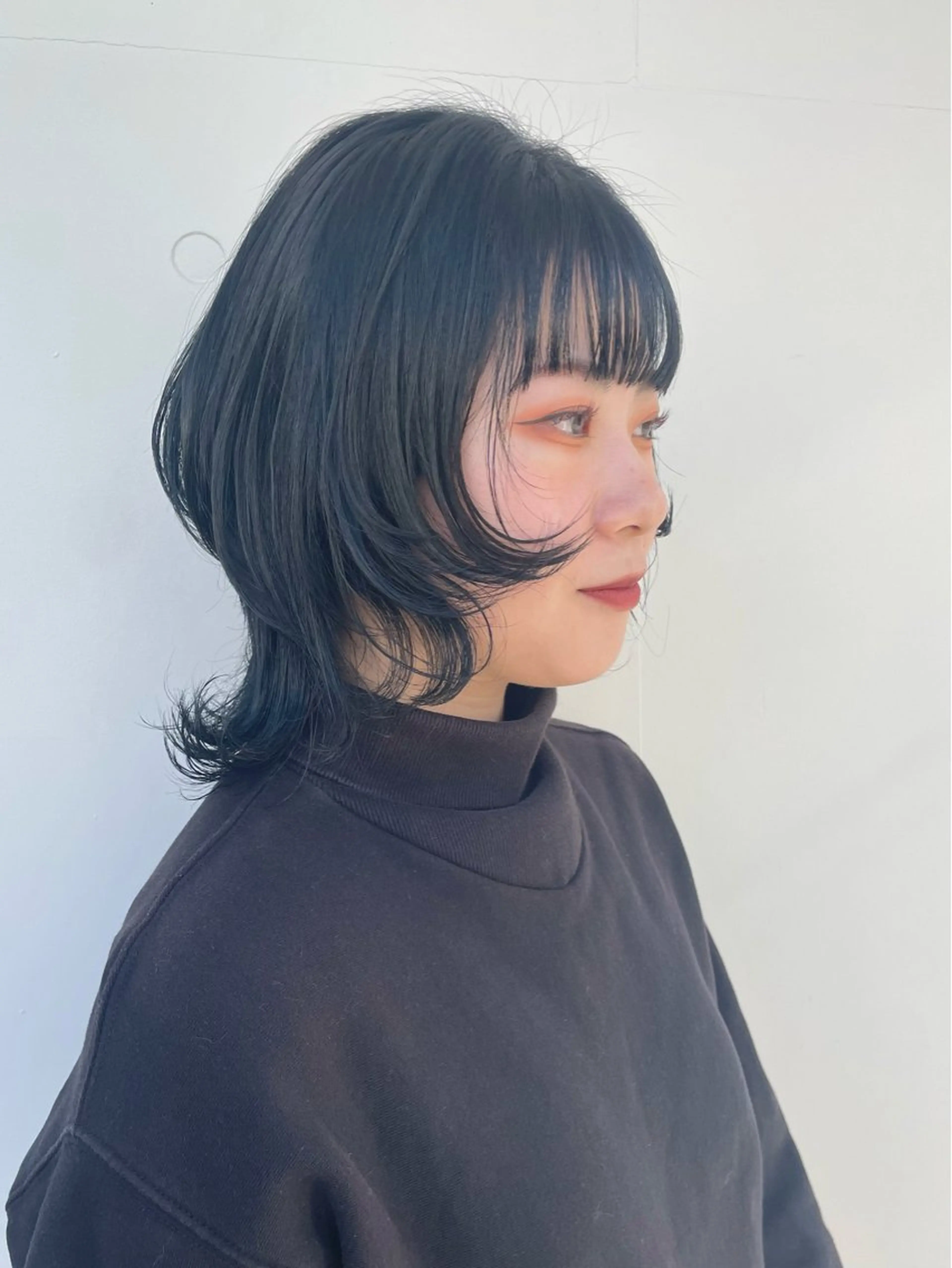 ミディアム カラー 黒髪 ブルーカラー ブルーブラック 顔まわりレイヤー 顔周りカット ヘアカラー トリートメント もにか🌞原宿/渋谷 🌝ブリーチカラーのヘアスタイル