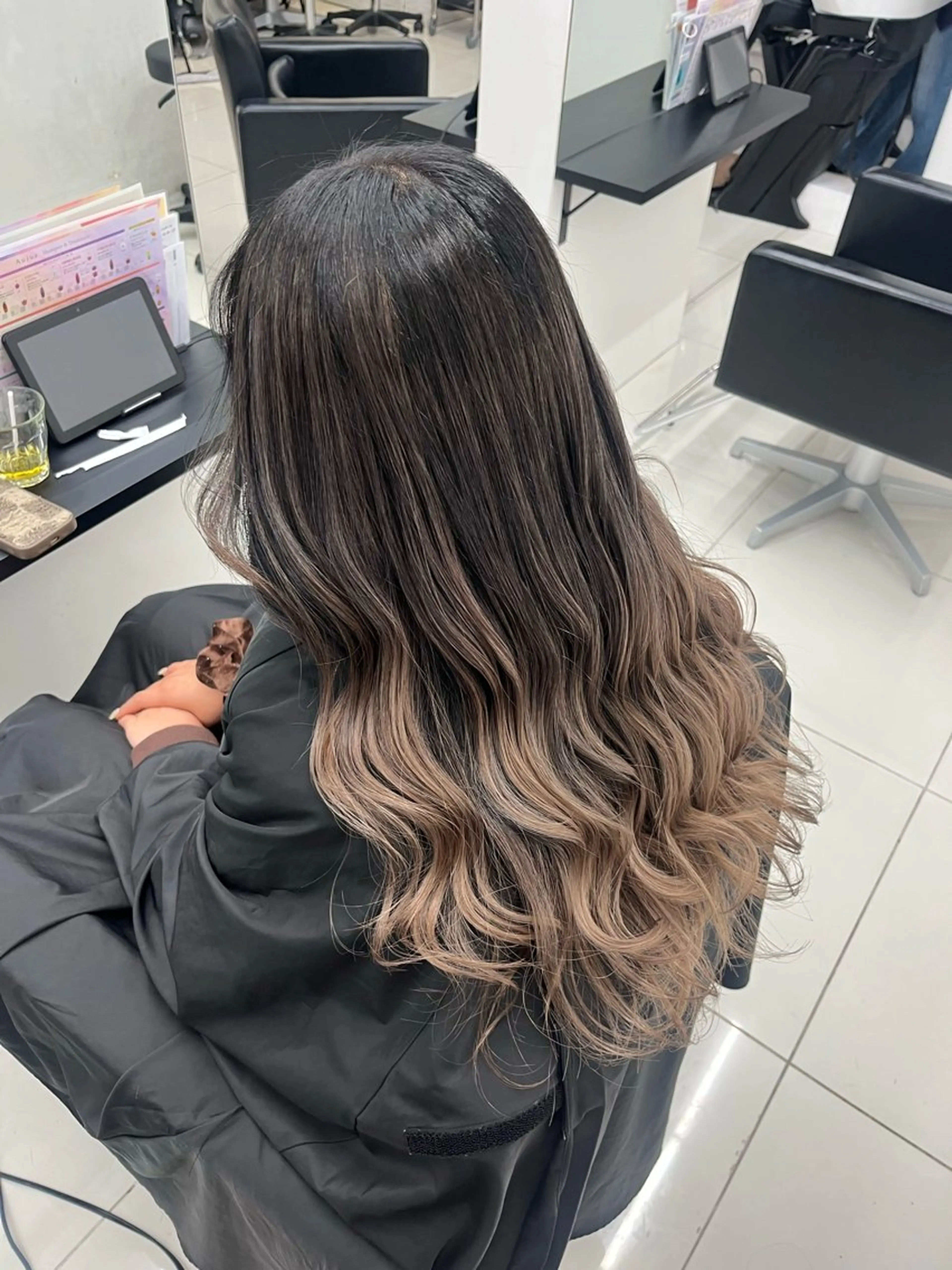 ロング 外国人風カラー ハイライト レイヤーカット ヘアカラー トリートメント ALIVE 小池柚葉のヘアスタイル