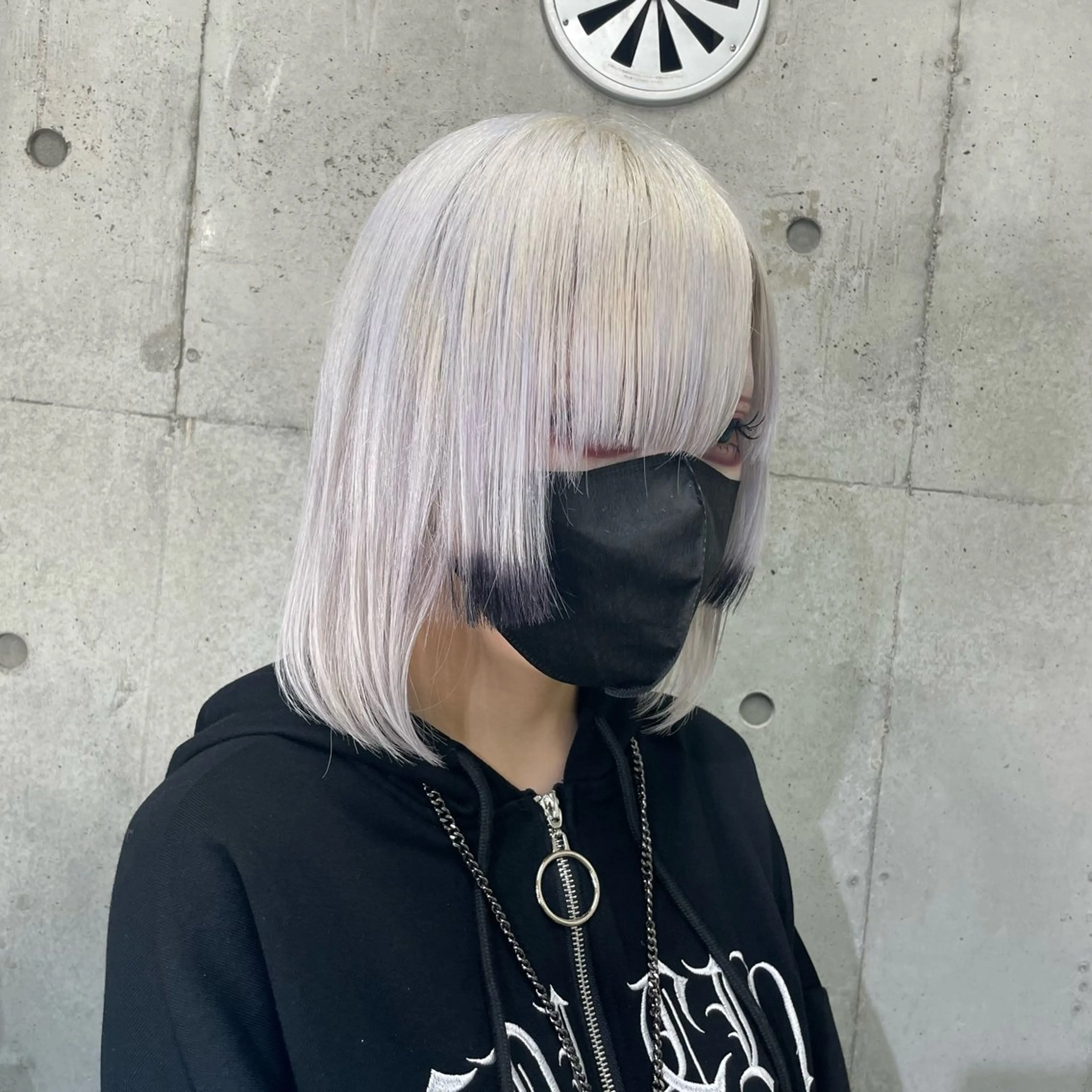 ミディアム カラー ホワイト&レイヤーカ ットエクステ長畠俊輔のヘアスタイル