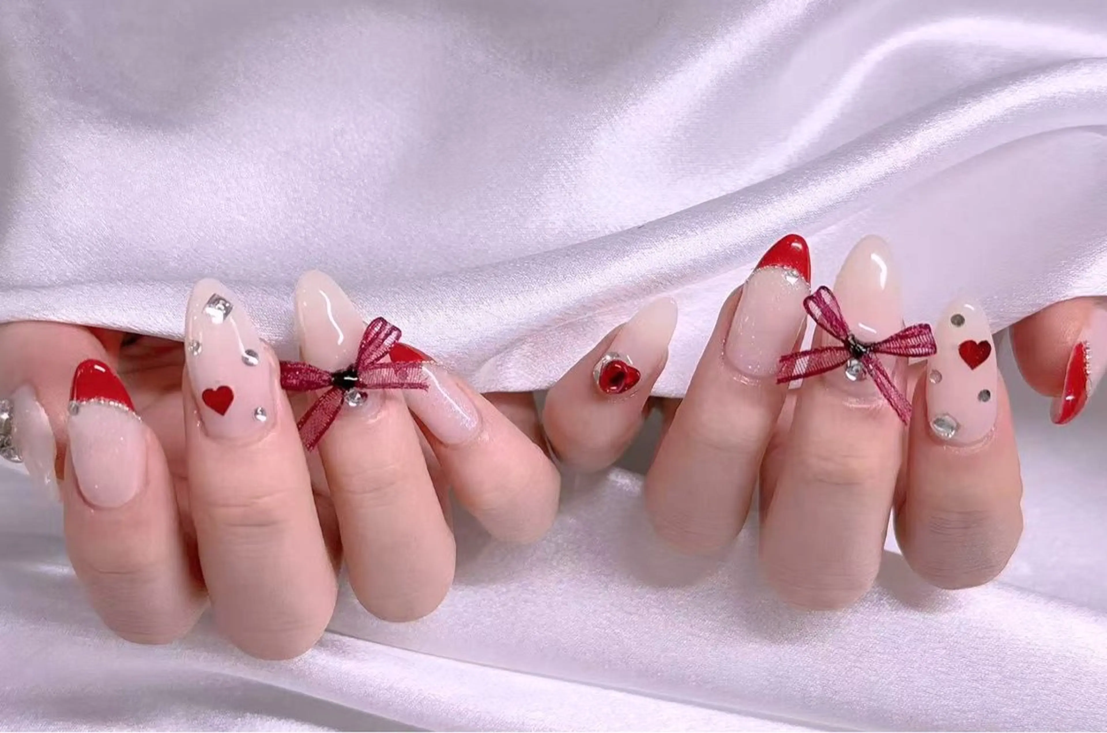 ネイル ブルー チークネイル フレンチネイル ハート ホログラムネイル 美爪パラジェル導入店 Sunnilyのネイルデザイン