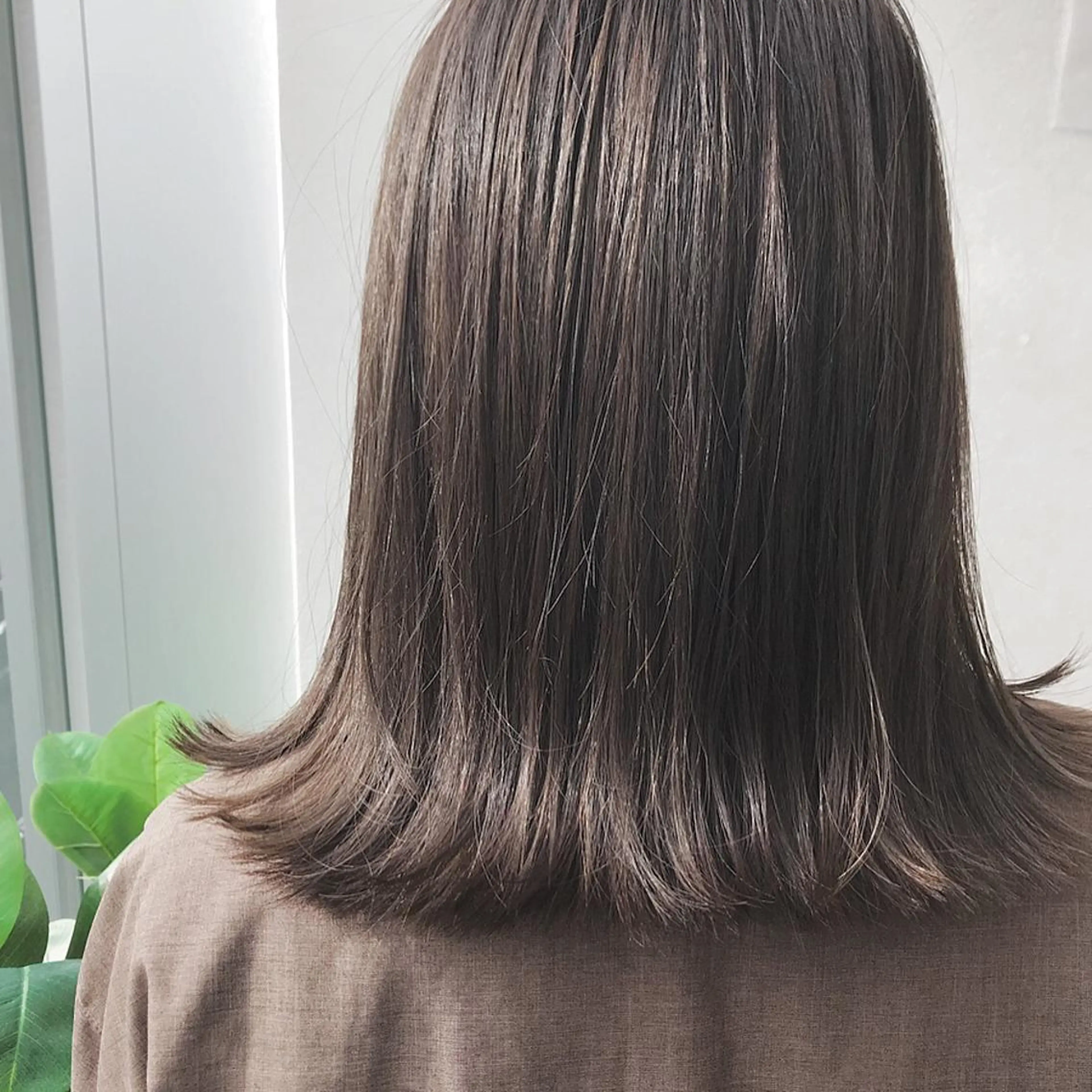 ミディアム カラー グレージュ AGU akariのヘアスタイル