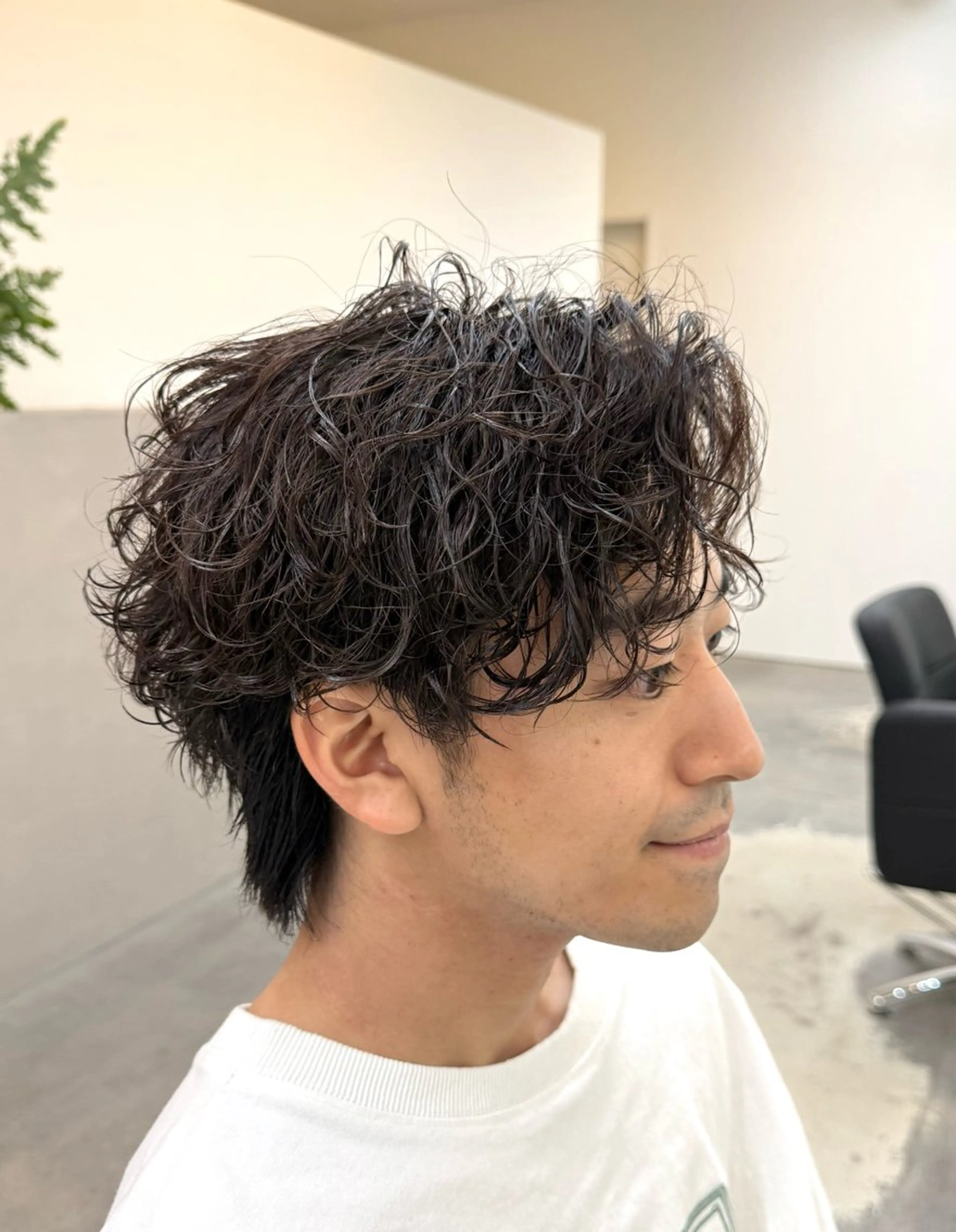 ショート パーマ メンズ センターパート フェザーパーマ メンズ韓国風 メンズパーマ スパイキーショート 古賀 雄大のヘアスタイル
