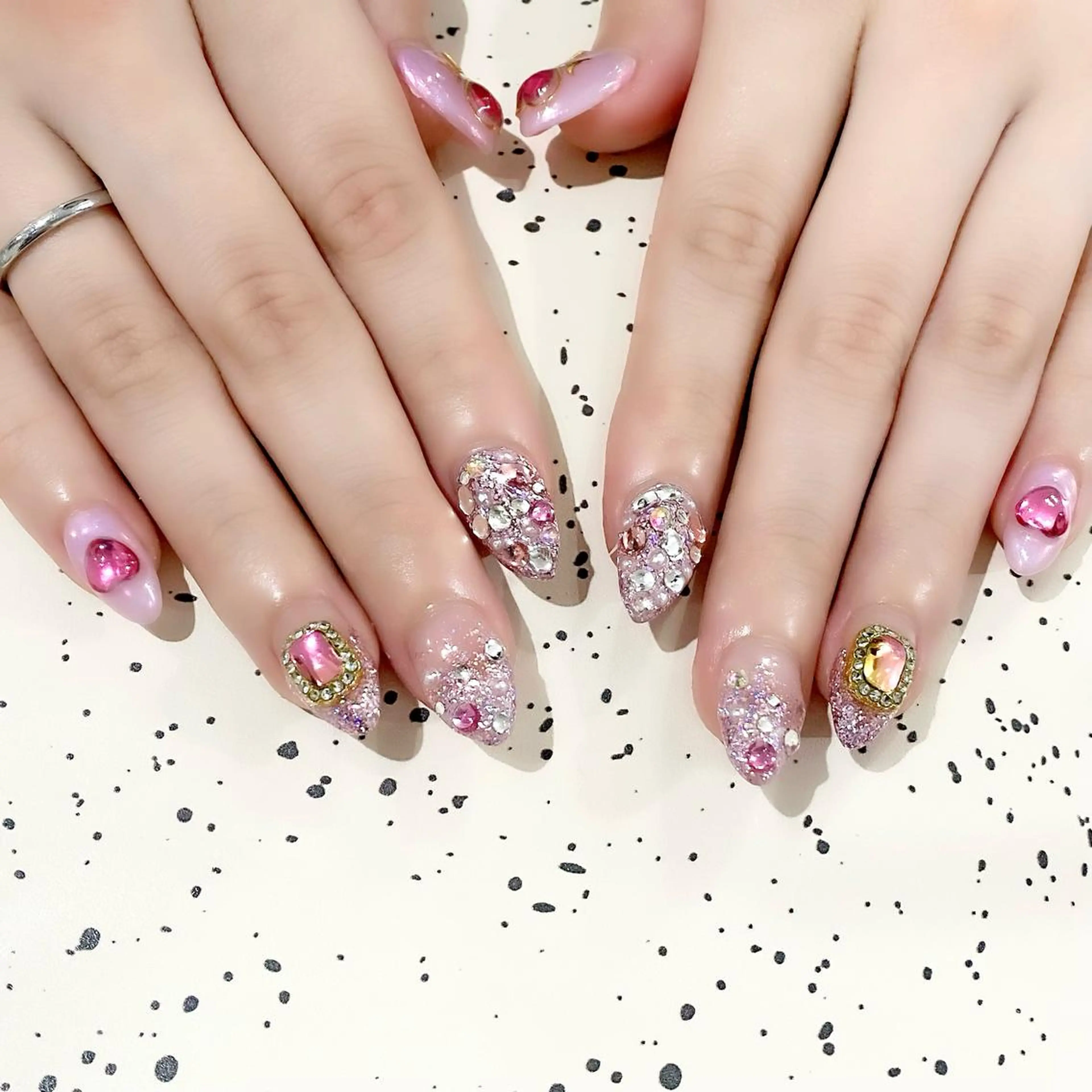 セミロング カラー パーマ ヘアアレンジ メンズ キッズ ネイル マツエク・マツパ アイブロウ ピンクカラー カラーマツエク 長さ出し ジェルネイル キラキラネイル ハンドネイル Salon Ｋのネイルデザイン