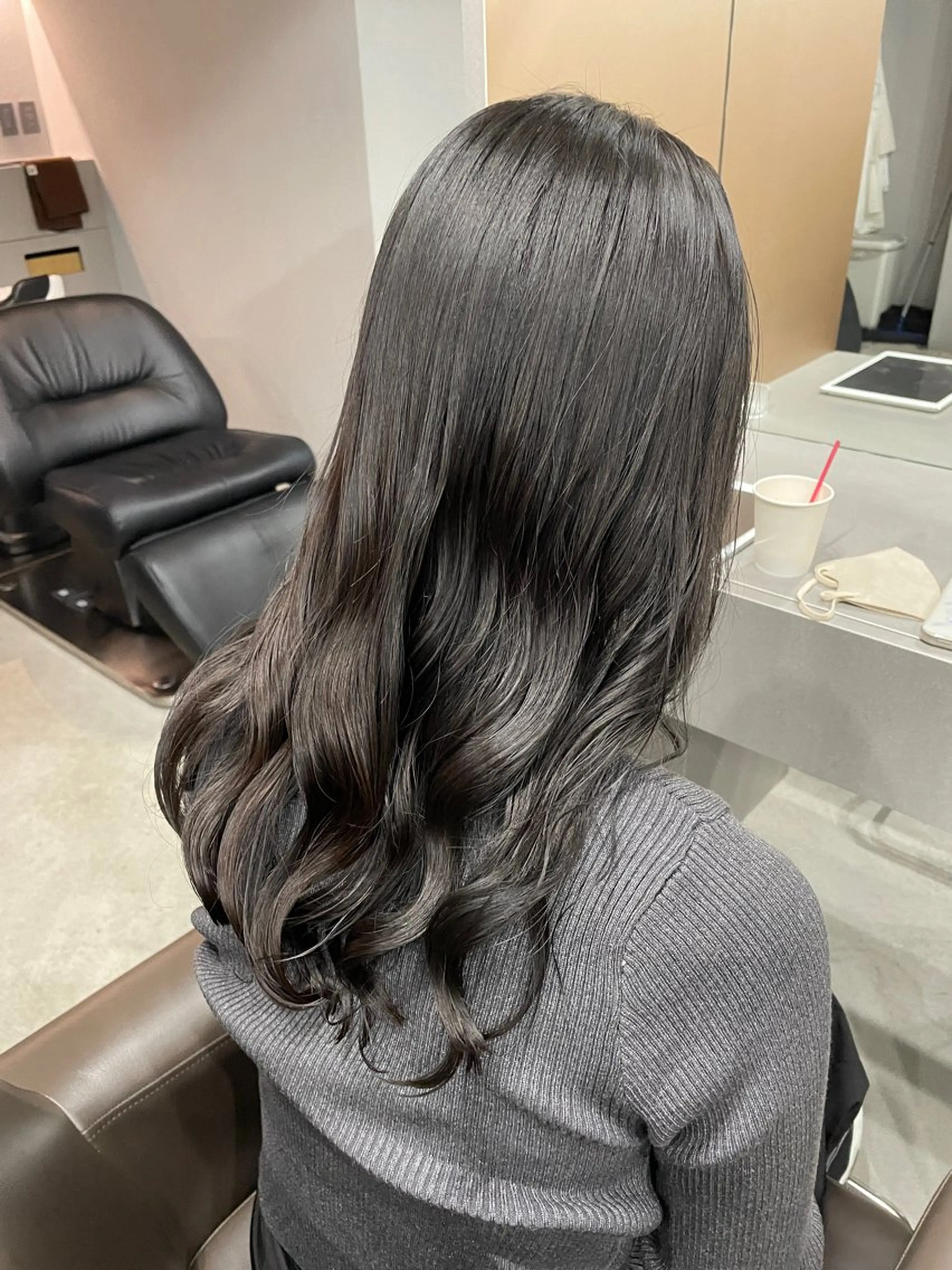 ロング パーマ 曲がる縮毛矯正 センターパートのヘアスタイル