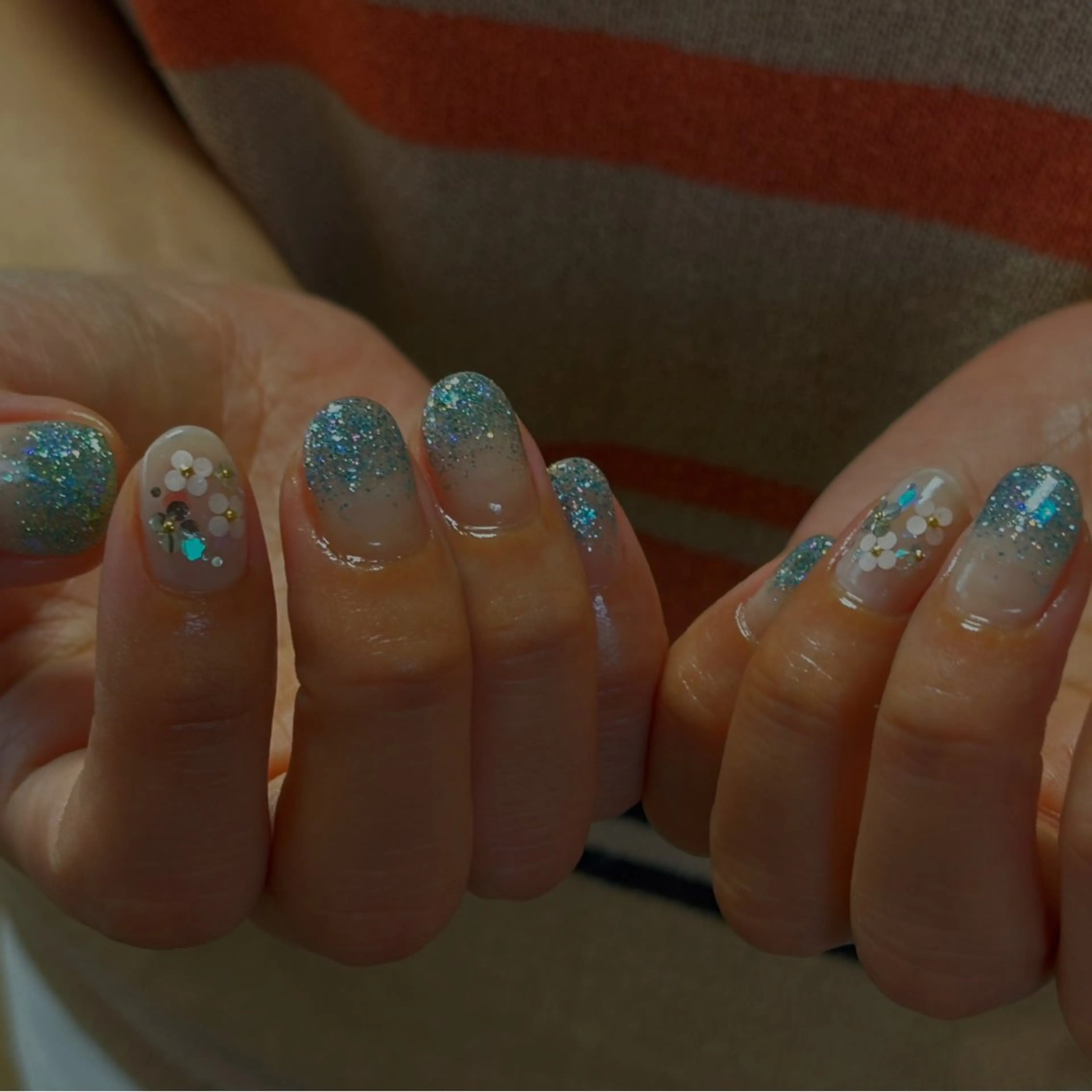 ネイル ブルー グラデーション グリーン キラキラネイル ニュアンスネイル ハンドネイル tamu nail 金町のネイルデザイン