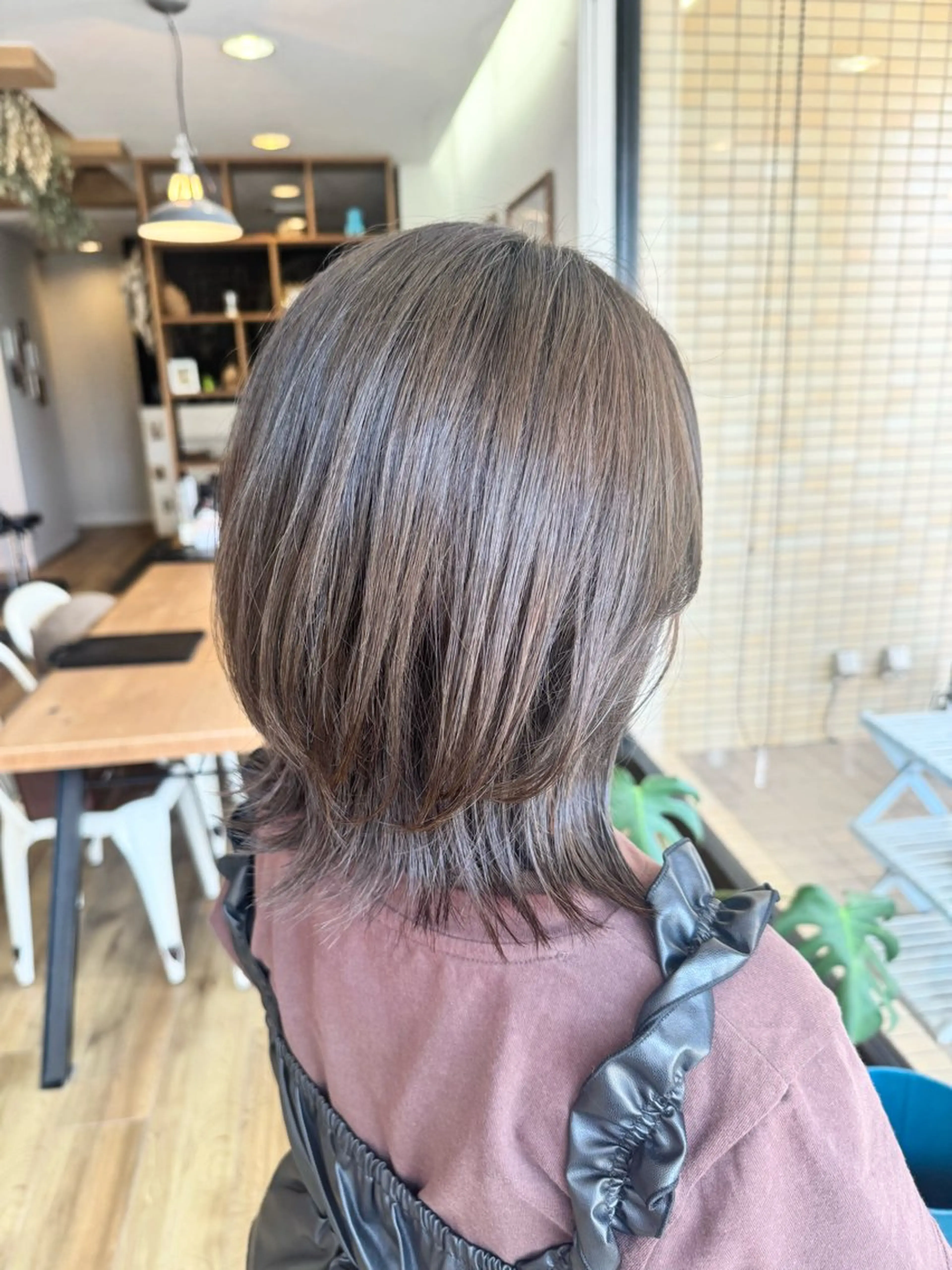 ミディアム カラー アッシュ アッシュグレー カット ヘアカラー トリートメント ツキダテ ユイのヘアスタイル