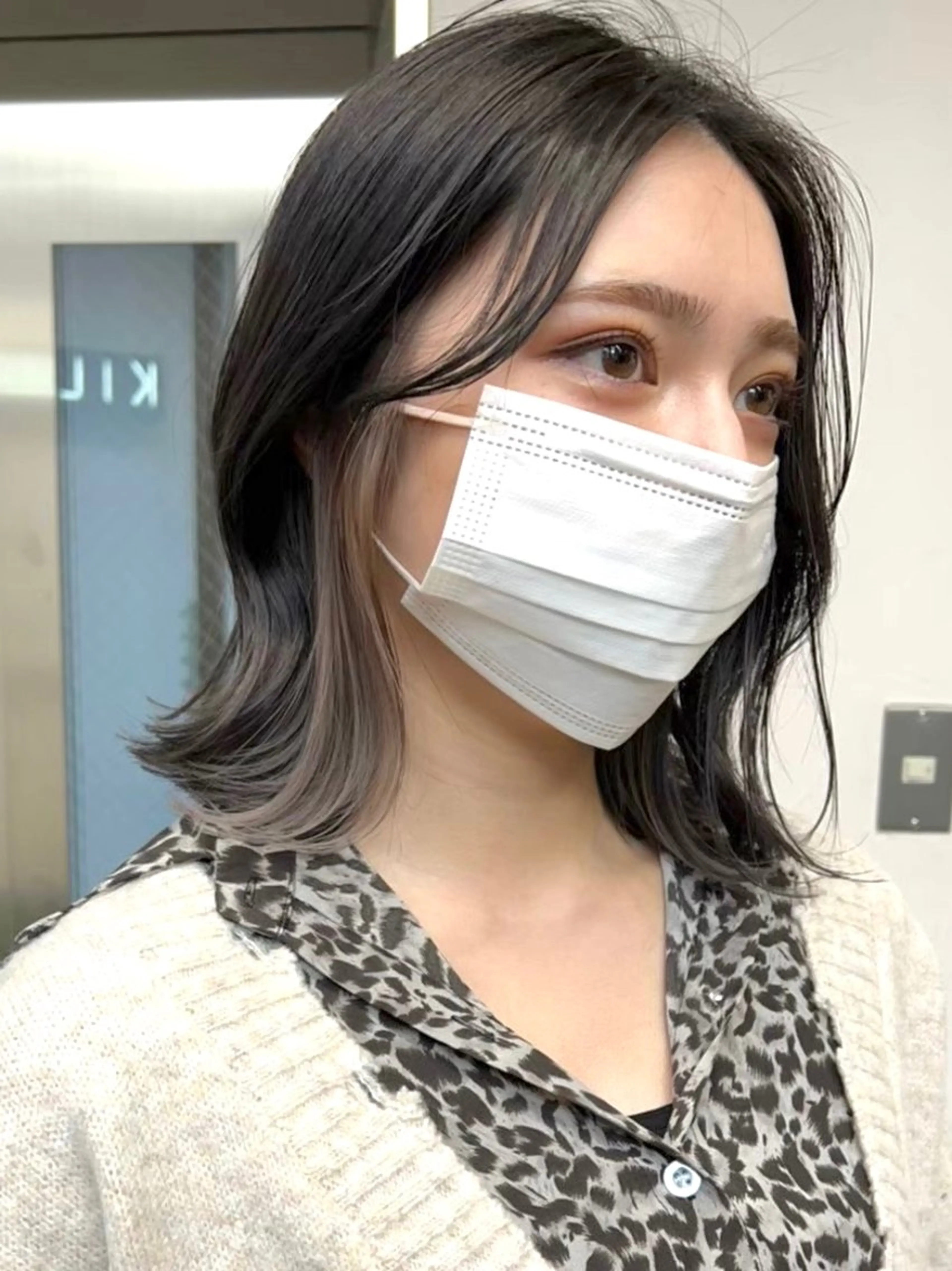 ミディアム カラー ベージュカラー イヤリングカラー インナーカラー ホワイトベージュ トリートメント ヘアカラー トリートメント ヘアセット RYOSUKE ハイトーンのヘアスタイル