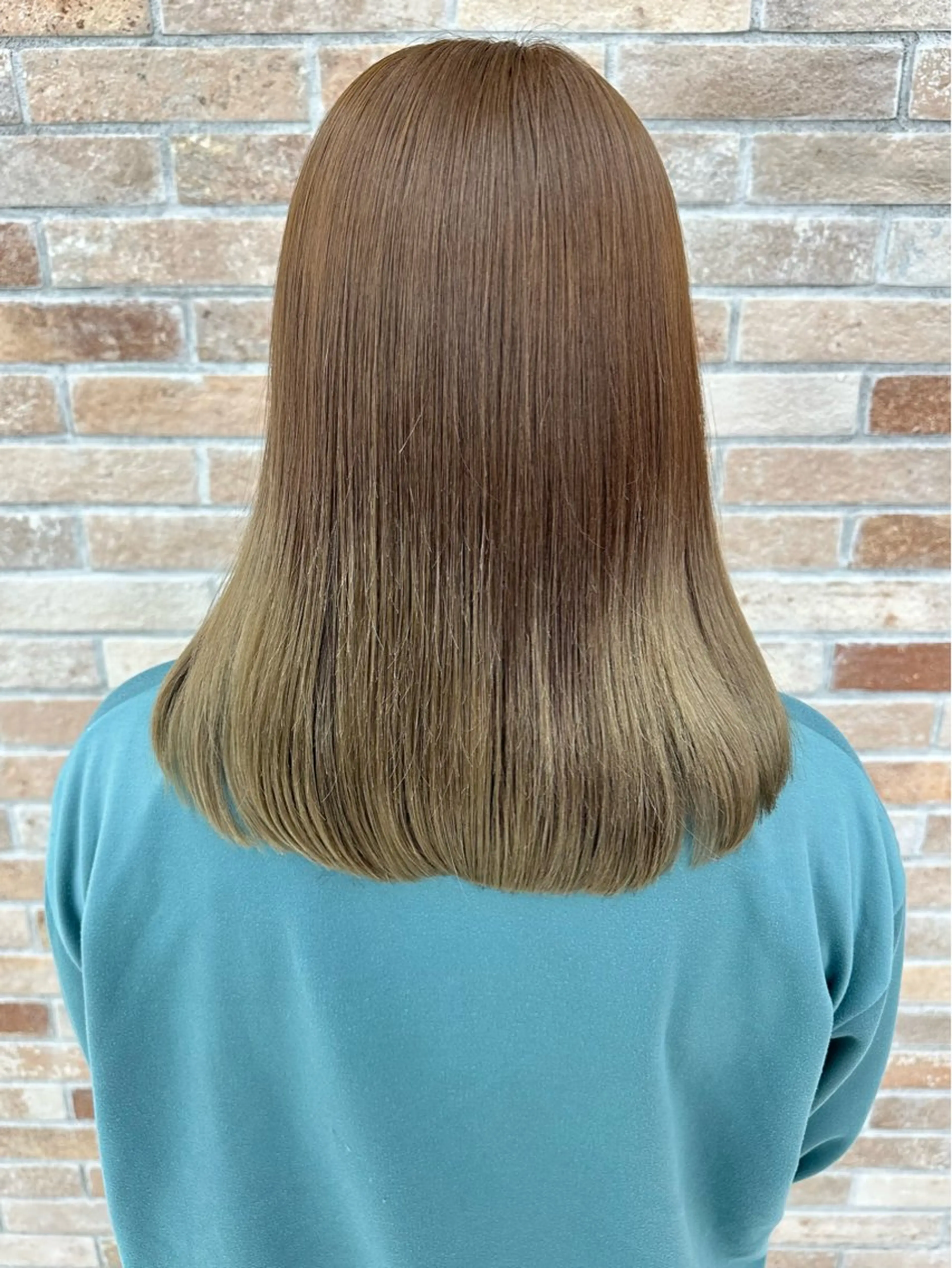 セミロング カラー ベージュカラー ブリーチ ブラウンカラー ブラウンベージュ 透明感カラー 齋藤 らいのヘアスタイル