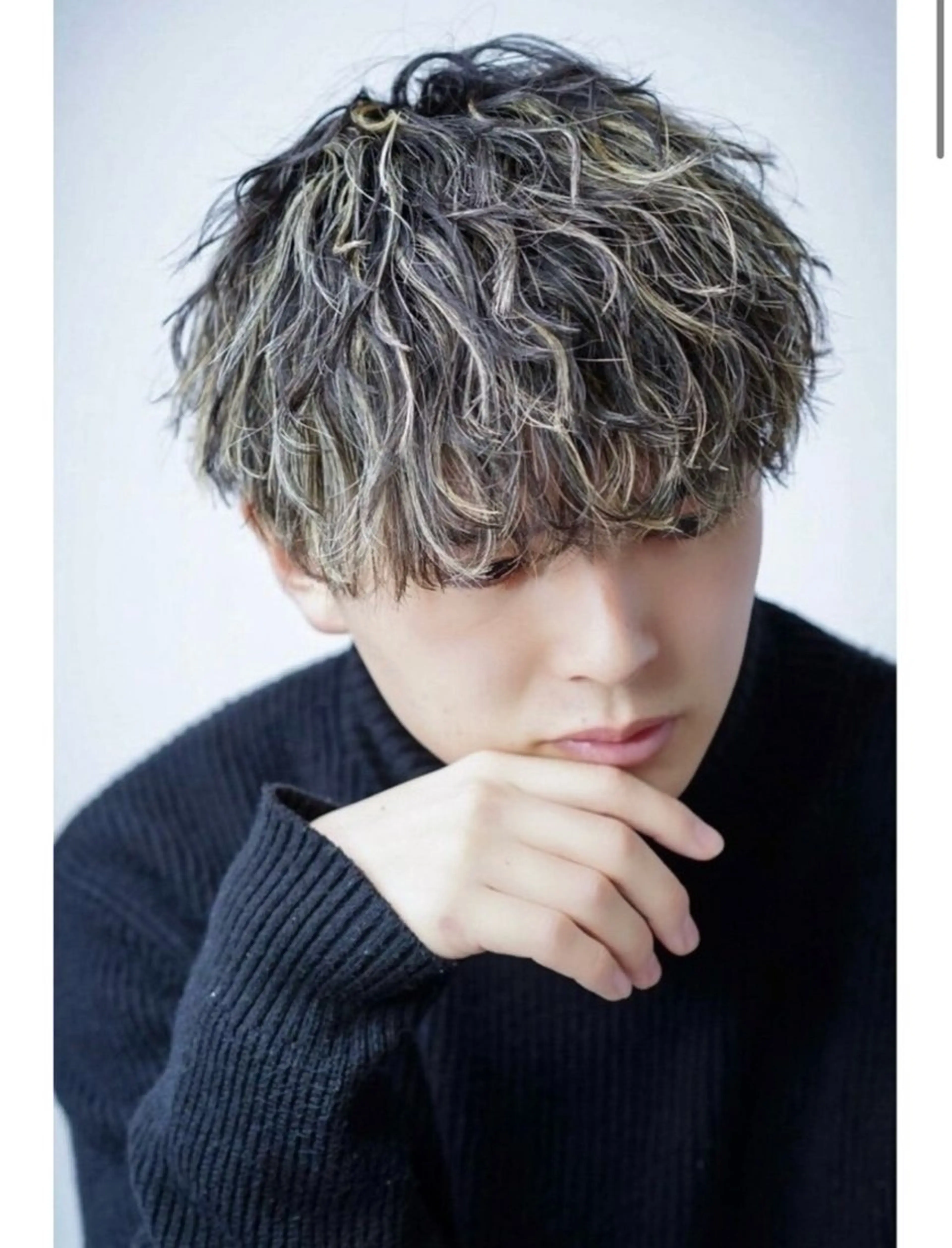 ミディアム パーマ メンズ ミディアムパーマ メンズハイライト メンズパーマ ハイライト ヘアカラー パーマ ハイライトパーマ👑 パーマ特化🌀舜貴のヘアスタイル