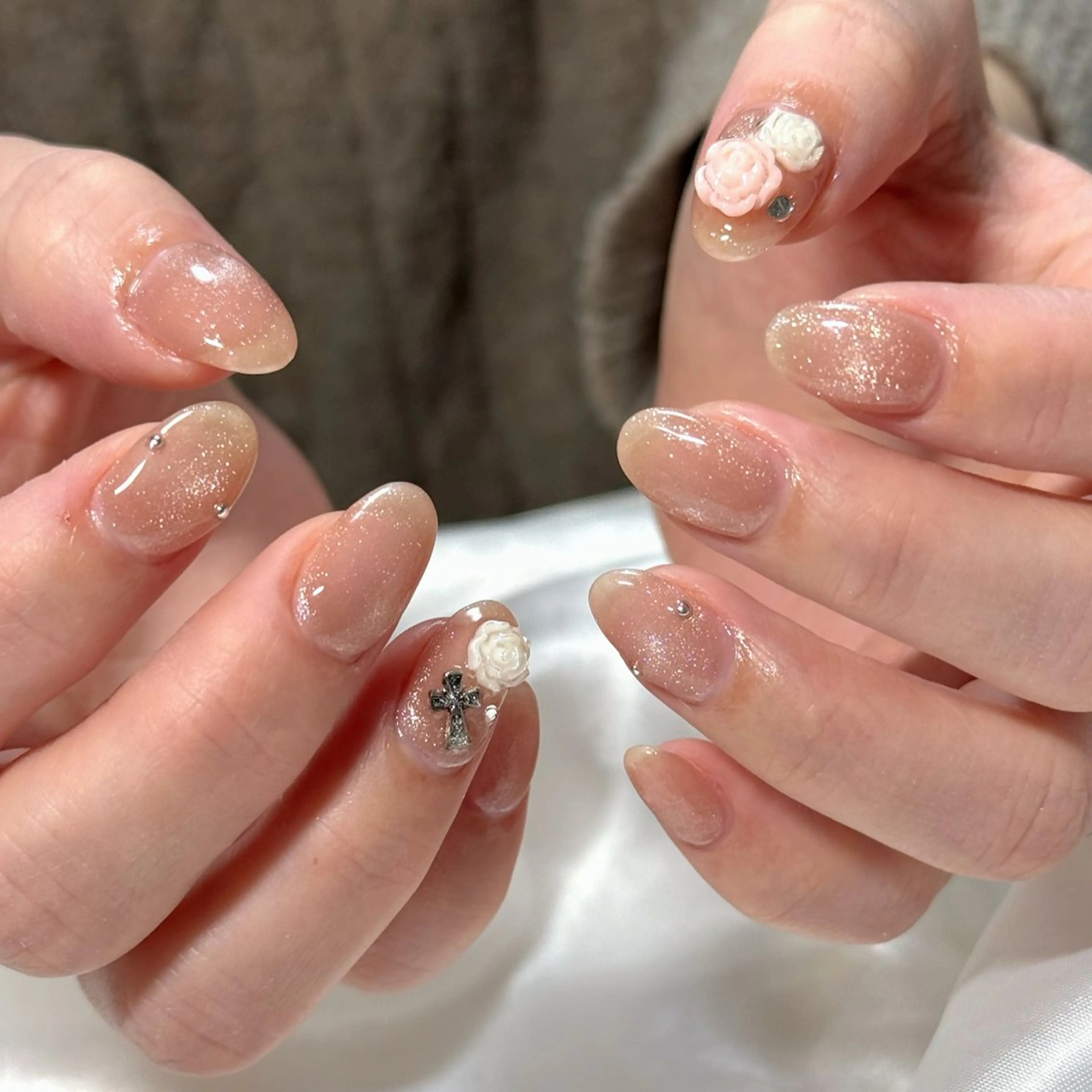 ネイル キラキラネイル マグネットネイル 春ネイル ハンドネイル OKIKA所属・【OKIKA】 らん🦖🌈🧡のマツエク・マツパデザイン