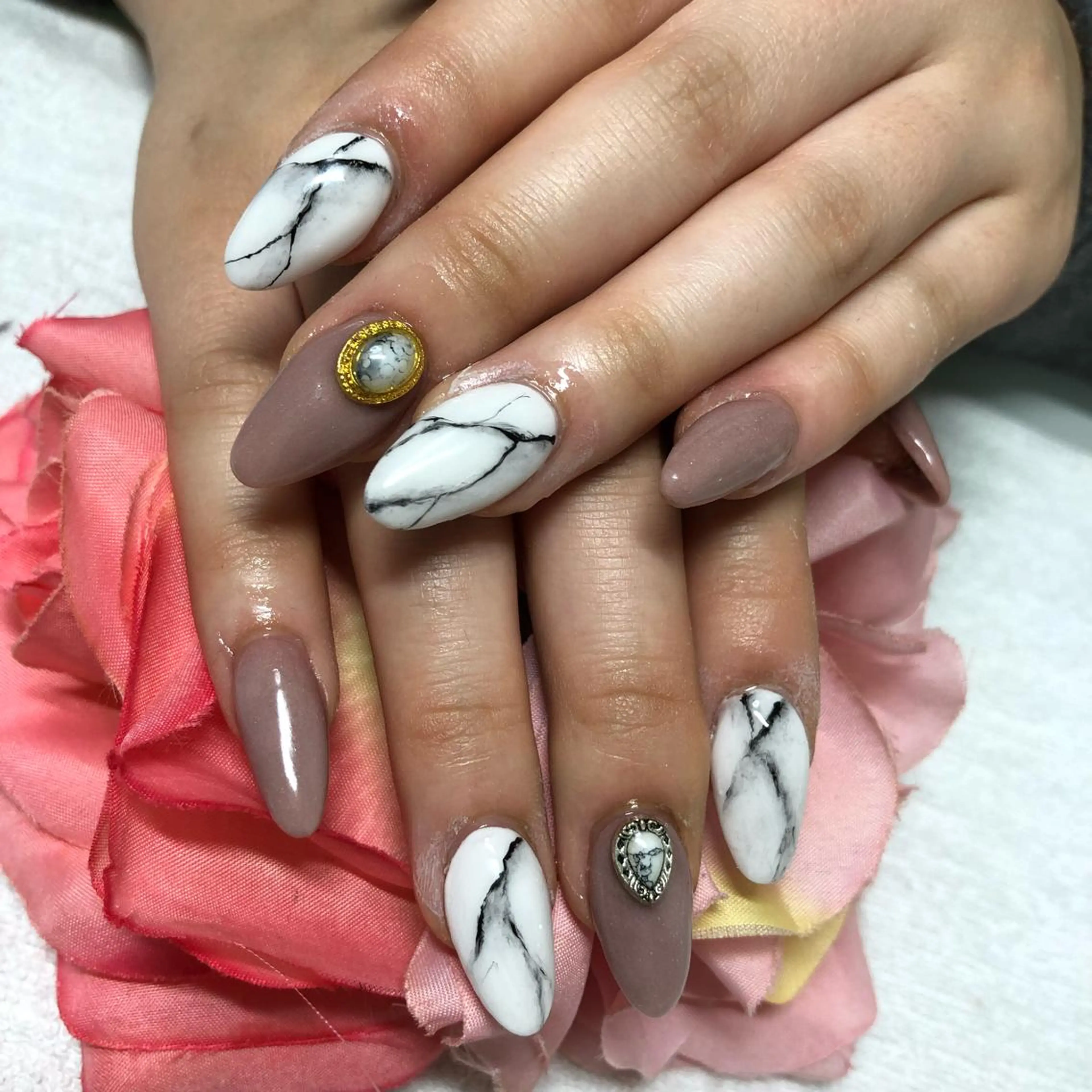 ミディアム ネイル ハンドネイル 《LB》ラブリエ Nail&eyeのマツエク・マツパデザイン