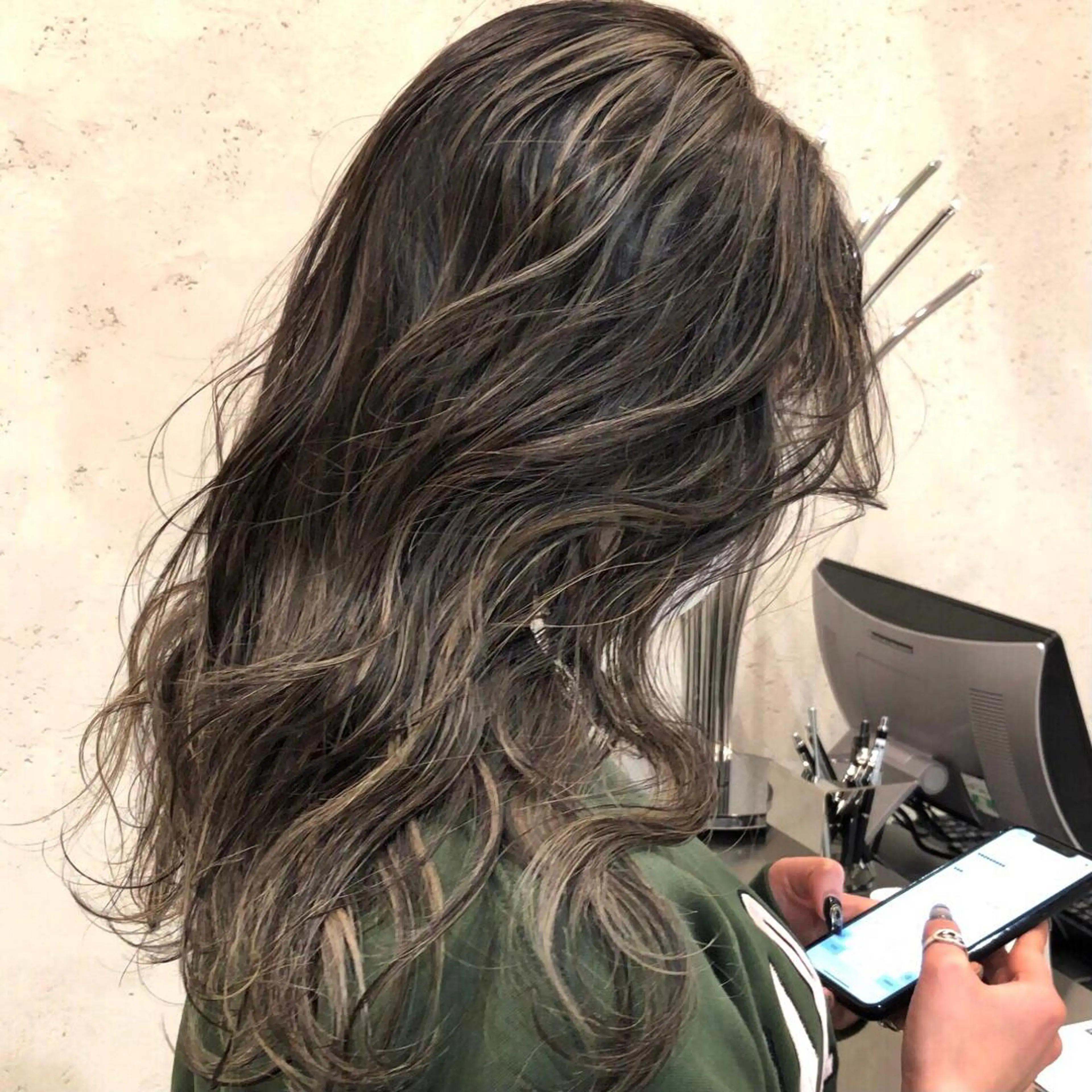 ロング カラー ハイライトカラー ハイライト DEAN 名駅店 大人レイヤーカットのヘアスタイル